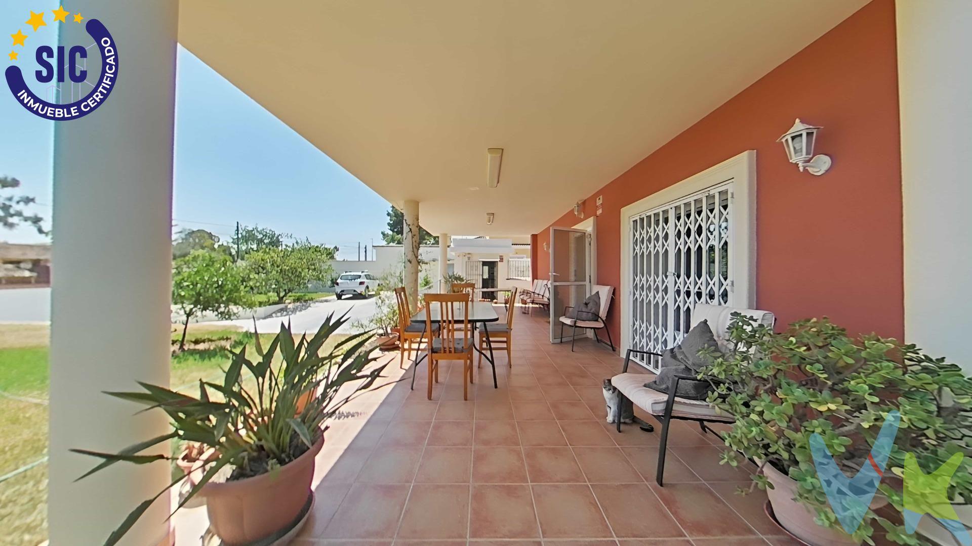 Este exclusivo chalet en Monte Jarque combina la privacidad y el confort que siempre has soñado, con amplios espacios llenos de luz natural, acabados de alta calidad y un diseño pensado para tu bienestar y el de tu familia. Además, la parcela tiene casi 1.000 m², ofreciéndote aún más espacio para disfrutar y crear tu propio oasis personal. Se ha cuidado la realización de la instalación eléctrica, con un cuadro con 12 circuitos independientes, garantizando seguridad. Además, la propiedad dispone de riego automático, que mantiene el jardín siempre verde y cuidado sin casi esfuerzo. Disfruta de una espectacular piscina privada con depuradora, perfecta para refrescarte en verano, además de un jardín súper cuidado que invita a relajarse y disfrutar del exterior. Cuenta con un trastero, zona de paellero, barbacoa, cocina exterior y lavadero, ideales para reuniones y momentos inolvidables con amigos y familiares. La propiedad también dispone de descalcificadora, reforma con aislamiento especial en paredes y tejado para mayor eficiencia energética, y aire acondicionado independiente en cada estancia, garantizando comodidad en cualquier estación del año. Todo esto en un entorno privilegiado, con vistas impresionantes y la libertad de tener tu propio oasis personal, sin renunciar a la comodidad de estar cerca de todos los servicios que ofrece Liria, un pueblo con todo lo que necesitas, una localidad que combina la tranquilidad de un pueblo con la comodidad de contar con todos los servicios necesarios para una vida plena: supermercados, centros de salud, colegios, instalaciones deportivas y una variada oferta cultural y gastronómica. . Agencia Registrada con el Nº 2.059 en el Registro Obligatorio de Agentes Inmobiliarios de la Comunitat Valenciana, según el DECRETO 98/2022, de 29 de julio, del Consell, por el que se regula el Registro de Agentes de Intermediación Inmobiliaria de la Comunitat Valenciana. Por mandato expreso del propietario, comercializamos este inmueble en EXCLUSIVA COMPARTIDA, lo que le garantiza el acceso a toda la información, a un servicio de calidad, un trato fácil, sencillo y sin interferencias de terceros. Por este motivo, se ruega no molestar al propietario, a los ocupantes de la propiedad o a los vecinos, así como a los porteros de la comunidad en el caso de que los hubiera. Muchas gracias por su comprensión. Si usted es agente inmobiliario y tiene un cliente para este inmueble, llámenos: estaremos encantados de colaborar. PVP 450.000,00 €.  Gastos e impuestos no incluidos en el precio. La compra conlleva impuestos y gastos de formalización para el comprador. A título orientativo se informa que en segundas transmisiones el  ITP  con carácter general en  Valencia  es del  9%, pudiendo existir otros tipos impositivos atendiendo a  las circunstancias  personales del comprador u otras circunstancias previstas legalmente. Base imponible del impuesto el mayor valor entre el precio de compraventa, la tasación o el valor de referencia catastral. En cuanto a los gastos de  notaría y registro, en su caso,  suelen oscilar aprox; entre 1,5% y 2,5% (aranceles variables según precio, n.º de copias y complejidad). El comprador elige notario. Si el comprador precisase de  hipoteca: tasación, condiciones y costes bancarios serán según entidad elegida por el comprador, así como los gastos de gestoría, y cualesquiera otros gastos inherentes a la formalización de la compraventa que legalmente correspondan a la parte compradora, salvo pacto expreso en contrario con el vendedor. El consumidor tiene, conforme a la normativa vigente, a su disposición información y documentación adicional relativa al inmueble y condiciones de la compraventa, que podrá ser consultada en C/Pintor Peris Aragó n 19, bajo, Alboraya 46.120  (Valencia) o info@inmoengasa.com . Honorarios de mediación inmobiliaria a cargo del  COMPRADOR: (3% del precio final de venta más IVA (21%), salvo otro pacto. 