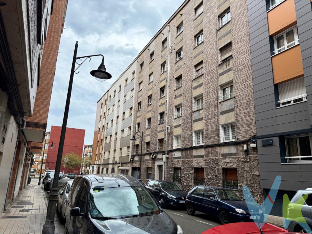 En una de las zonas más vibrantes y en auge de Gijón, La Calzada, se presenta una oportunidad única para adquirir un piso que combina comodidad, accesibilidad y un entorno urbano lleno de vida. Esta propiedad en venta es un hallazgo perfecto para aquellos que buscan un hogar en una ubicación estratégica. Con una superficie de 59.59 metros cuadrados útiles y 64.17 metros cuadrados construidos, este acogedor piso ofrece un espacio óptimo para vivir confortablemente en la ciudad.Situado en la tercera planta de un edificio con ascensor y portal sin barreras, construido en 1964, el piso se distingue por su diseño funcional y distribución eficiente. La presencia del ascensor facilita el acceso a todas las plantas, haciendo de este inmueble una opción accesible para personas de todas las edades. La ubicación en una planta elevada asegura unas vistas despejadas y una luminosidad envidiable durante todo el día.El interior de la vivienda consta de dos habitaciones bien proporcionadas, diseñadas para ofrecer el máximo confort y tranquilidad. Ambas estancias son espaciosas y versátiles, ideales para adaptarse a las necesidades diarias de sus habitantes, ya sea como dormitorios o espacios de trabajo. El área del salón-comedor, perfectamente proporcionada, se convierte en un refugio de relajación y disfrute, siendo un lugar ideal para reuniones familiares y momentos de ocio.La cocina, práctica y funcional, está equipada para satisfacer las demandas de quienes disfrutan de cocinar y compartir momentos culinarios especiales. Su diseño permite un uso eficiente del espacio, incorporando soluciones de almacenamiento inteligentes y áreas de trabajo bien organizadas. El baño, completamente equipado, proporciona un espacio óptimo de bienestar y funcionalidad.Una de las grandes ventajas de este inmueble es su ubicación estratégica, con acceso a una amplia red de transporte público. La cercanía a la estación de tren y las paradas de autobús convierte a este piso en una opción ideal para aquellos que valoran la facilidad de desplazamiento y la conexión con el resto de la ciudad y localidades circundantes. Además, la zona de La Calzada es conocida por ofrecer una amplia variedad de servicios y comercios, desde supermercados hasta centros de salud, asegurando que todas las necesidades diarias estén cubiertas sin necesidad de realizar grandes desplazamientos.La vida en La Calzada permite disfrutar de la esencia de Gijón en toda su plenitud, con parques, instalaciones deportivas y una vibrante vida social y cultural en el entorno. Este piso no solo representa un espacio para vivir, sino una oportunidad para formar parte de una comunidad dinámica y próspera. La combinación de ubicación céntrica, diseño eficiente y entorno atractivo hacen de este inmueble una opción inigualable en el actual mercado de viviendas de Gijón.Si está buscando un hogar que ofrezca comodidad, calidad de vida y proximidad a todos los servicios, no deje pasar la oportunidad de descubrir este piso en persona. Lo invitamos a visitarlo y vivir la experiencia de imaginar su vida en uno de los barrios más codiciados de la ciudad. Para concertar una visita y obtener más información, no dude en ponerse en contacto. Su nuevo hogar en Gijón le está esperando. 