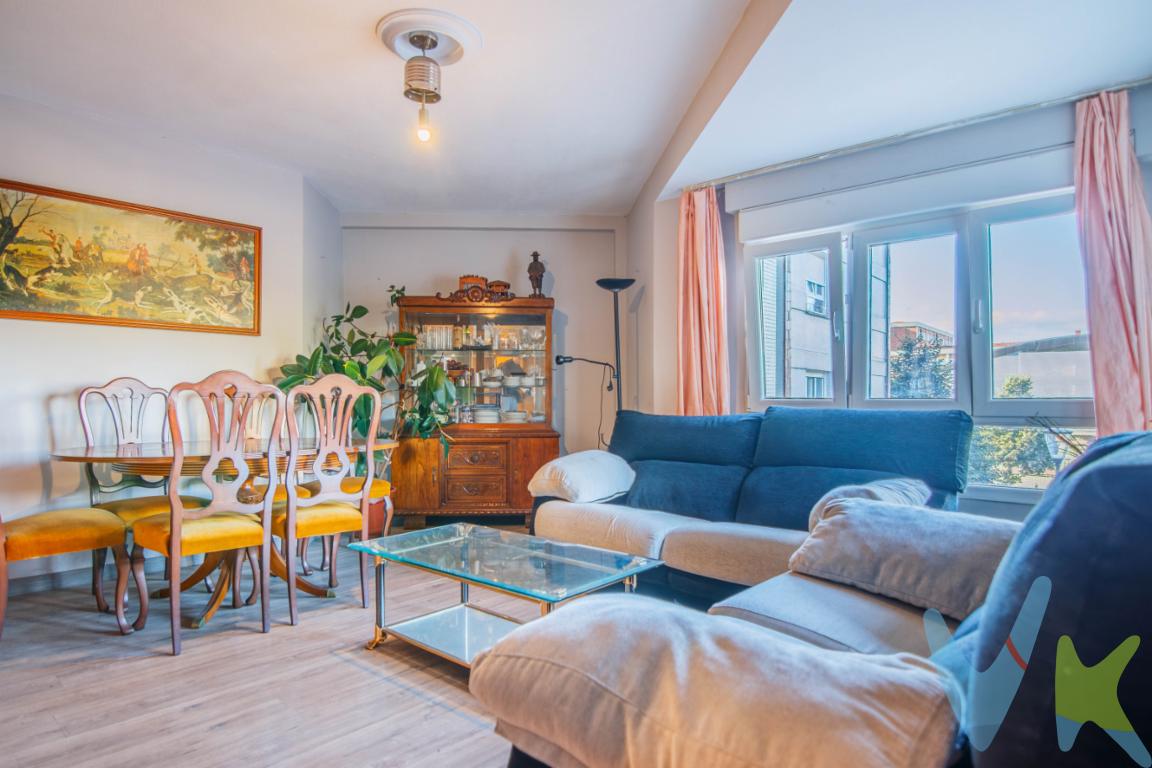 Venta piso de 85 m² útiles, una oportunidad extraordinaria para quienes buscan espacio real, comodidad y una ubicación estratégica en Gijón. Una vivienda con una distribución impecable, ideal tanto para familias que necesitan metros como para inversores que buscan un activo seguro y muy demandado.Edificio Modernizado y Seguro:La finca cuenta con mejoras clave que aportan un valor añadido fundamental para tu día a día:Accesibilidad Total: Portal reformado y completamente accesible, sin barreras arquitectónicas.Comodidad: Dispone de ascensor en perfecto estado de funcionamiento.Tranquilidad: Equipado con cámara de seguridad en las zonas comunes.Distribución y Espacio Real (85 m² útiles):La vivienda destaca por la amplitud de sus estancias y un aprovechamiento óptimo de cada metro:3 Dormitorios Dobles: Espaciosos, luminosos y con infinitas posibilidades de distribución.Baño Completo + Aseo: La gran ventaja de contar con dos piezas de baño (baño principal y aseo adicional), algo imprescindible para el confort de toda la familia.Cocina Independiente: Amplia, funcional y con gran capacidad de almacenamiento.Salón Confortable: Un área de estar independiente, acogedora y perfecta para el descanso.Despensa Independiente: Un espacio extra dentro de la propia vivienda que resuelve todos los problemas de almacenaje.Gastos de Mantenimiento Excepcionalmente Bajos:Vivir en un piso de este tamaño con estos costes mensuales es una ventaja económica enorme:Comunidad: Solo 60 /mes (¡e incluye el consumo de agua!).IBI: Tan solo 256 /año.Ubicación Estratégica (Calle Cataluña):Situado en una de las arterias más vivas y mejor conectadas de la ciudad:Todos los servicios indispensables a pie de calle: supermercados, colegios, centros de salud, farmacias, gimnasio y comercio de barrio.Excelente conexión en autobús urbano (L10, B2) con el centro y las playas de Gijón.Salida rápida y directa a las principales autovías (AS-I y A-8).¿Por qué es una inversión inteligente?Pisos de más de 85 m² útiles con 3 habitaciones, 2 piezas de baño, despensa, ascensor, portal accesible y unos gastos fijos tan reducidos son auténticas joyas en el mercado actual de Gijón.Nota Legal: El precio de venta no incluye los gastos e impuestos derivados de la operación. Corresponden al comprador el pago del Impuesto sobre Transmisiones Patrimoniales (ITP), calculado sobre el valor más alto entre el precio de venta y el valor de referencia catastral, así como los honorarios de notaría y registro según aranceles oficiales, teniendo el comprador libertad para elegir notario. Para consultar los porcentajes del ITP en Asturias puede hacerlo a través de la web oficial de servicios tributarios del Principado de Asturias https://sede.tributasenasturias.es/sites/sede/default/es_ES/Que-quieres-hacer/Transmisiones-Patrimoniales-y-AJD. Asimismo, el comprador asumirá los gastos de tasación y costes bancarios si precisa hipoteca, junto con unos honorarios de mediación del 2% más IVA, con un mínimo de 2.000,00 mas IVA.Por su parte, el vendedor asumirá el pago de la plusvalía municipal y los honorarios de intermediación. Este anuncio es meramente informativo y los interesados tienen derecho a solicitar la documentación adicional del inmueble conforme a la normativa vigente.¿Buscas la amplitud y la comodidad que tu familia merece con un gasto mínimo al mes?? Contacta hoy mismo. Estaremos encantados de facilitarte toda la información y coordinar una visita para que descubras tu próximo hogar.
