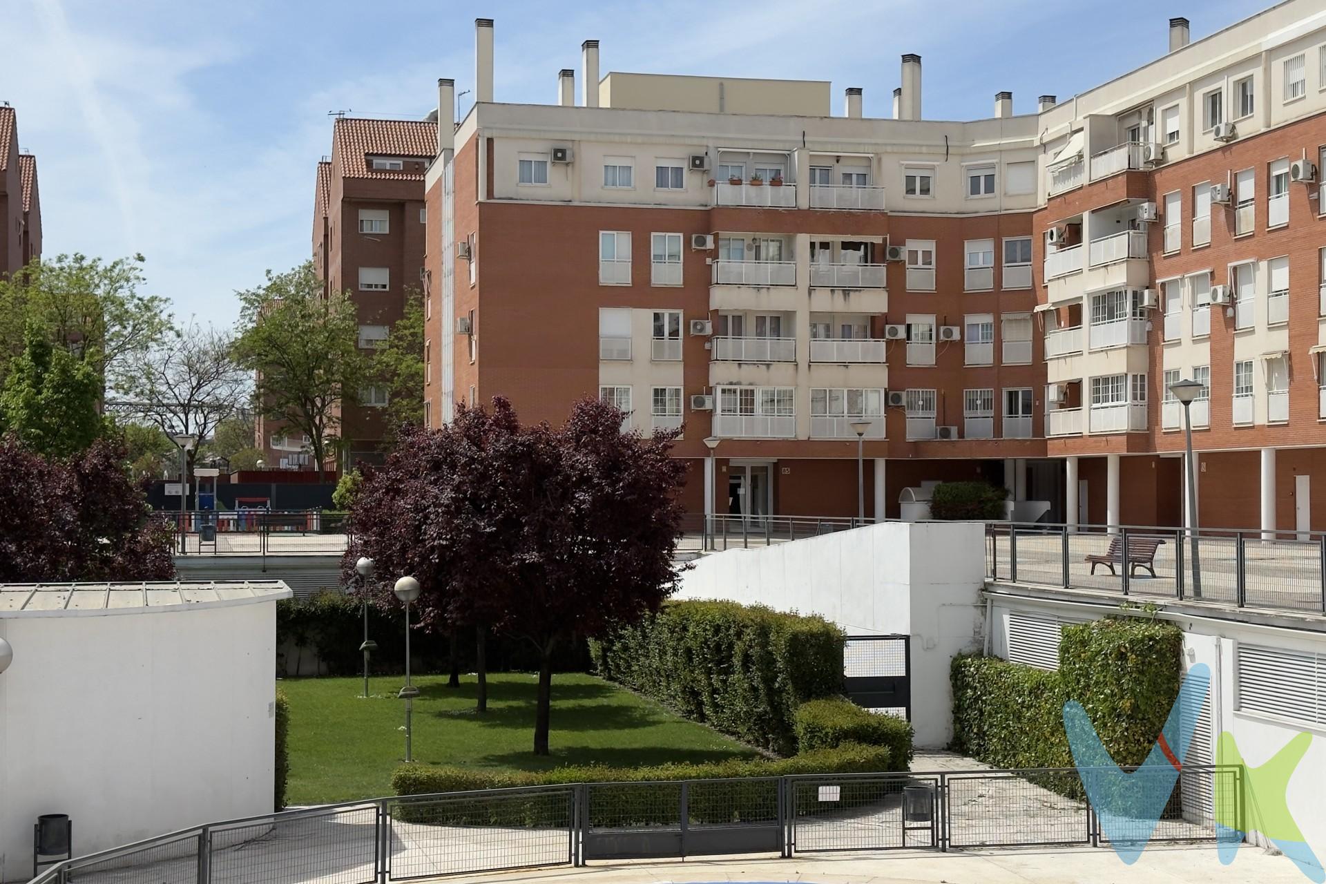 Te presentamos este estupendo piso situado en una de las zonas más valoradas de Valdemoro: El Restón, concretamente en la Avenida del Mar Mediterráneo. Una ubicación consolidada, ideal tanto para quienes buscan su nuevo hogar como para quienes desean invertir con garantías, ya que ofrece todo tipo de servicios a pocos minutos caminando: transporte público (cercanías y autobuses interurbanos), centro comercial, centro de salud, todo tipo de comercios y además un fácil acceso a la A-4.

Ubicada dentro de una urbanización privada con piscina y zonas ajardinadas, esta vivienda te ofrece un entorno tranquilo y familiar donde disfrutar del tiempo libre sin salir de casa. Se trata de una 2ª planta y destaca por su luminosidad y su práctica distribución: 3 dormitorios de buen tamaño, todos ellos con abundante luz natural, y 2 baños completos, uno en suite en el dormitorio principal, pensado para ofrecer mayor comodidad en el día a día. El salón, amplio y acogedor, se convierte en el espacio perfecto para compartir momentos en familia o con amigos y tiene salida directa a una agradable TERRAZA acristalada que invita a relajarse. La cocina, amueblada y totalmente funcional, está lista para su uso desde el primer día.

La vivienda cuenta con plaza de GARAJE y TRASTERO, dos elementos cada vez más imprescindibles hoy en día y que aportan un plus de comodidad y almacenamiento. En definitiva, la perfecta combinación entre ubicación, funcionalidad y calidad de vida. Si quieres conocerla contáctanos y estaremos encantados de concertar tu visita.

Gastos e impuestos no incluidos en el precio publicitado. La agencia actúa en representación y por mandato del vendedor. Las condiciones de la venta establecen que el comprador deberá abonar un importe adicional fijo del 1,5%, más 21% de IVA, sobre el precio publicitado. La reserva del inmueble sólo se producirá después de que una propuesta de compra haya sido expresamente aceptada por el vendedor.

A título orientativo se informa que en segundas transmisiones el ITP con carácter general en Madrid es del 6%, pudiendo existir otros tipos impositivos atendiendo a las circunstancias personales del comprador u otras circunstancias previstas legalmente. Base imponible del impuesto el mayor valor entre el precio de compraventa, la tasación o el valor de referencia catastral. En cuanto a los gastos de notaría y registro de la propiedad, en su caso, son variables, dependen de aranceles según precio y complejidad, oscilando aprox. entre un 0,2% y un 2%. Si el comprador precisase de hipoteca: tasación, condiciones y costes bancarios serán según entidad elegida por el comprador, así como los gastos de gestoría y cualesquiera otros gastos inherentes a la compraventa que legalmente correspondan a la parte compradora, salvo pacto expreso en contrario con el vendedor. El consumidor tiene, conforme a la normativa vigente, a su disposición información y documentación adicional relativa al inmueble y condiciones de la compraventa, que podrá ser consultada en la sede física de la agencia.