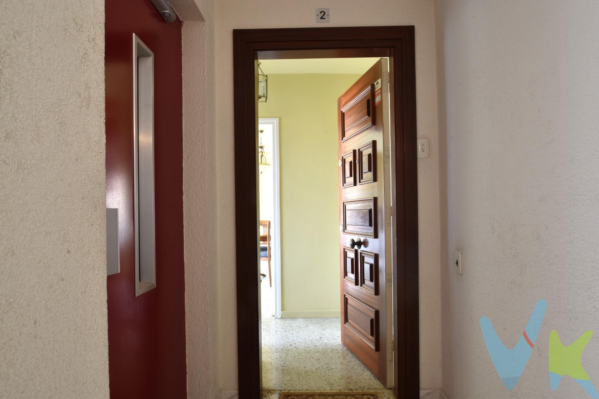 ¡Te presentamos una oportunidad única para vivir la vida que siempre soñaste en Vilanova i la Geltrú! . Este magnífico cuarto piso con ascensor combina a la perfección amplitud, luminosidad y una ubicación privilegiada. Desde el momento en que entres, te cautivará su orientación al mar, que inunda cada rincón de luz natural y te regala bonitas vistas que invitan a la calma y el disfrute. El gran balcón soleado es el espacio ideal para desayunar con la brisa marina, leer un libro o simplemente admirar el paisaje. Con cuatro espaciosos dormitorios, este piso es perfecto para la vida familiar, ofreciendo la privacidad y el confort que cada miembro necesita. Dispone de dos baños optimizando la funcionalidad del hogar. La cocina es independiente y está equipada con un útil lavadero exterior. Ubicación Inmejorable con todo a tu alcance, la comodidad está asegurada gracias a su excelente ubicación. Esta vivienda te sitúa a pocos pasos de colegios, del centro de asistencia médica y de la Estación de RENFE. Además, tendrás a tu disposición una amplia gama de comercios locales, supermercados y zonas verdes. El edificio, que se distingue por su óptimo estado de conservación y una comunidad de vecinos muy correcta, ofrece un entorno seguro y agradable. El precio no incluye impuestos (ITP, IVA y AJD), ni los gastos de notario ni los de registro.