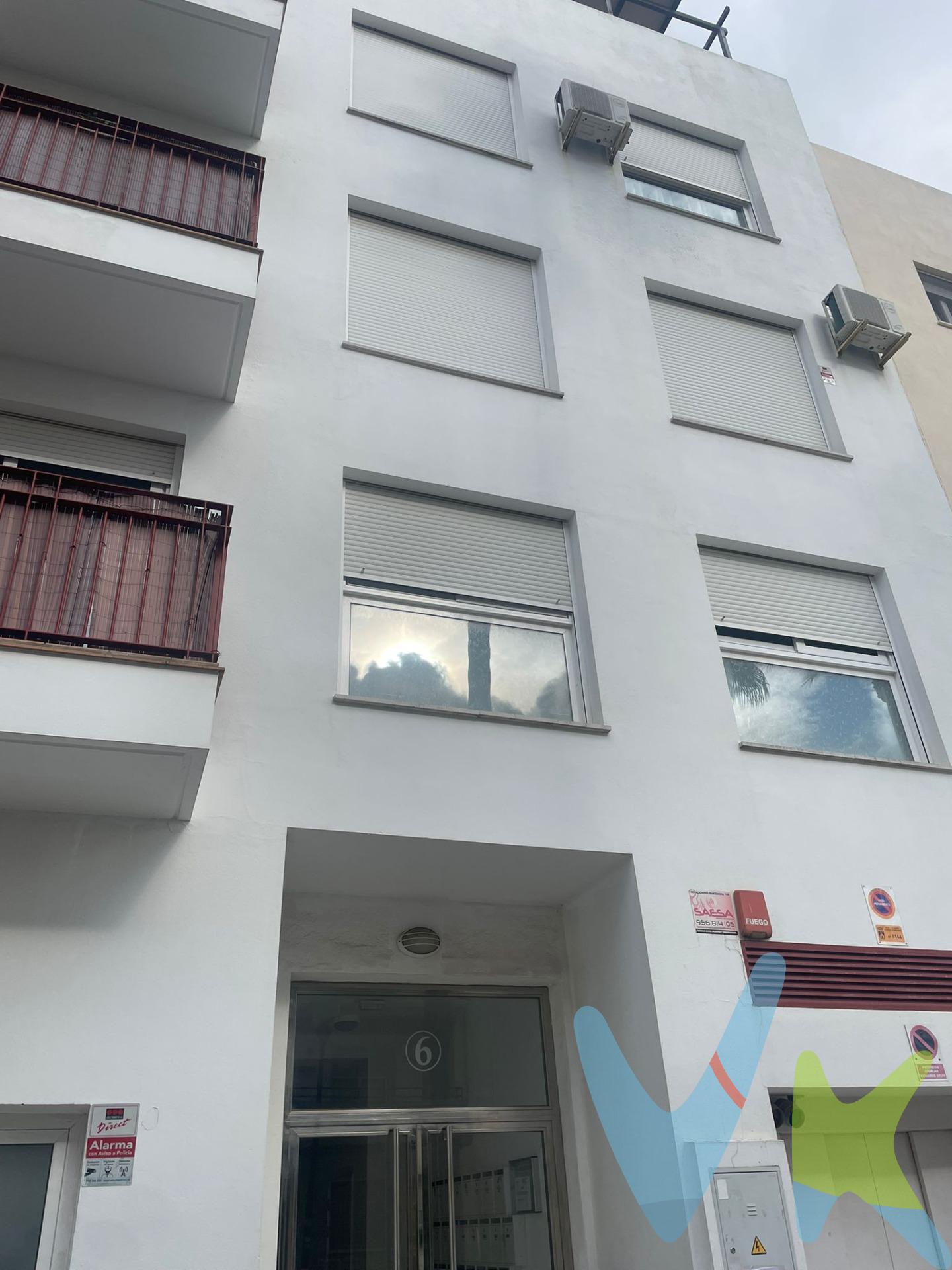 ¡Descubra su próximo hogar o inversión en el corazón de El Puerto! Presentamos en exclusiva este impecable apartamento de construcción reciente (2016), ubicado en la calle San Juan. Un enclave estratégico que combina la tranquilidad con la cercanía al centro, rodeado de la mejor oferta gastronómica y a un paso del Hospital. Lo que hace especial a esta vivienda:. - Diseño Open Concept: Salón con cocina americana totalmente amueblada, creando un ambiente fluido, luminoso y perfecto para el lifestyle actual. - Descanso y Confort: Un dormitorio generoso y un baño de grandes dimensiones que destaca por su comodidad. - Extras Imprescindibles: Incluye un gran trastero, la solución perfecta de almacenamiento que marca la diferencia en la zona. Una propiedad lista para entrar a vivir, ideal para quienes buscan calidad constructiva en una ubicación con alta demanda de alquiler. Por mandato expreso del propietario, comercializamos este inmueble en exclusiva, lo que le garantiza el acceso a toda la información, a un servicio de calidad, un trato fácil, sencillo y sin interferencias de terceros. Por este motivo, se ruega no molestar al propietario, a los ocupantes de la propiedad o a los vecinos. Muchas gracias por su comprensión. De acuerdo con lo prevenido en el Decreto 218/2005, de 11 de octubre, se informa al cliente que los Gastos Notariales, Registrales, impuesto de transmisiones (ITP), Honorarios de intermediación, Gastos financieros, y otros gastos inherentes a la compraventa no están incluidos en el precio y le serán debidamente informados en nuestras oficinas. 