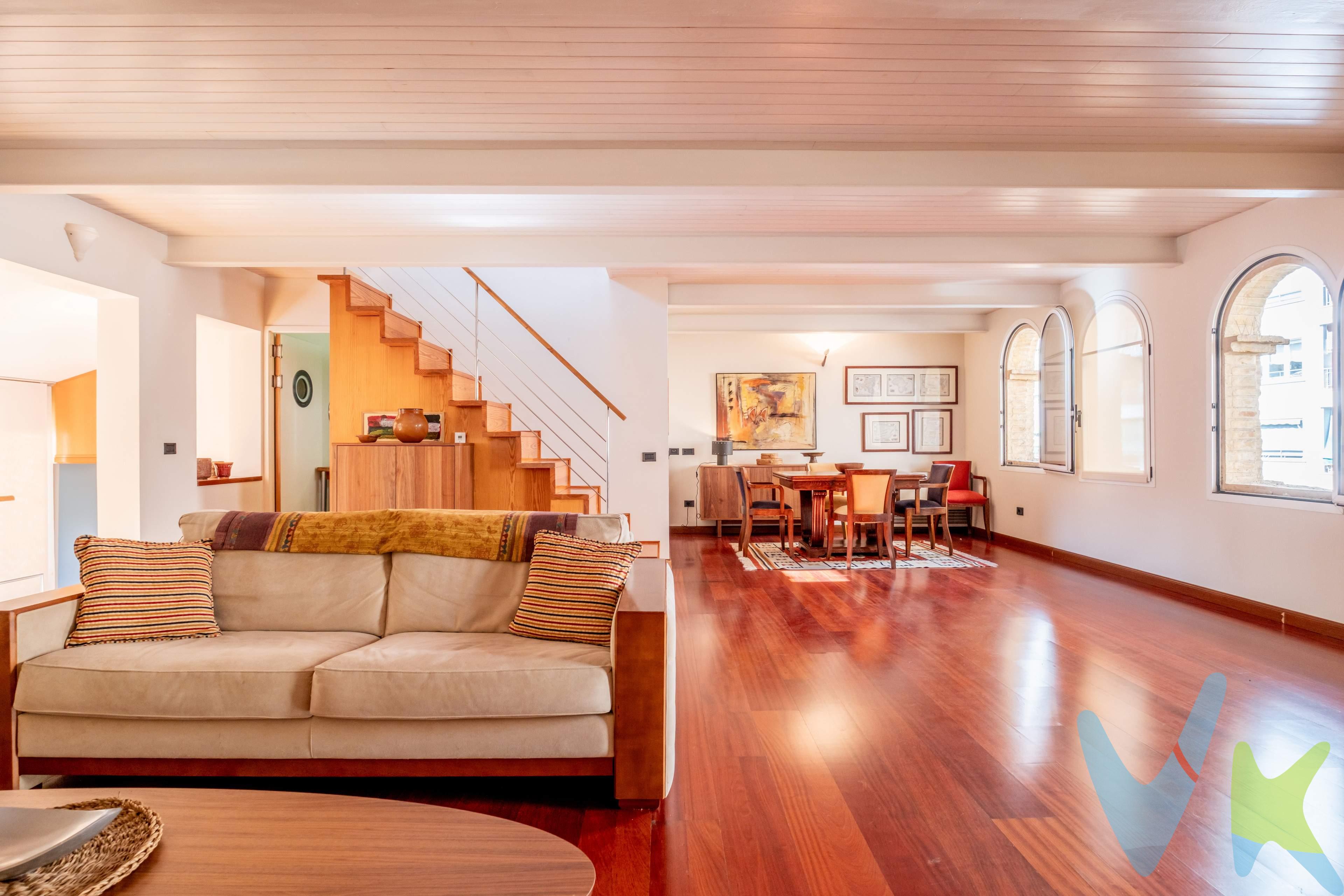 ¿Te imaginas vivir en una Casa-Palacio Renacentista del siglo XVI?. Un hogar con alma y carácter, donde cada rincón cuenta una historia. Declarada Bien de Interés Cultural, esta joya arquitectónica se ubica en pleno Casco Histórico, entre calles llenas de encanto y tradición. Se trata de un dúplex de 2 dormitorios, con una distribución pensada para el confort sin renunciar al estilo:. En la primera planta, encontrarás un amplio salón lleno de luz natural, perfecto para relajarte o trabajar desde casa, además de un dormitorio y baño completo. En la planta superior, una suite abuhardillada con baño privado, que se convierte en tu refugio personal, lleno de calidez y personalidad. Una vivienda única en un entorno privilegiado, donde lo antiguo y lo contemporáneo conviven con armonía. Si buscas algo especial, diferente, con historia y alma, este dúplex te está esperando. ¿Lo vemos?