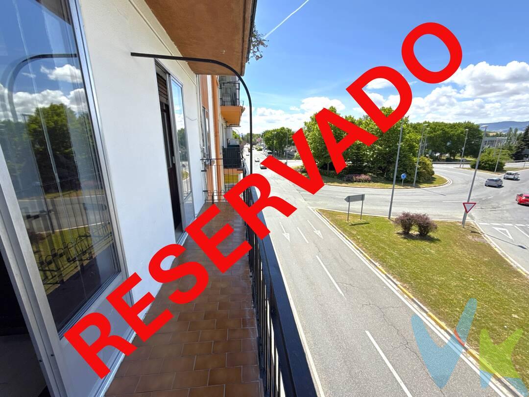 Amplio y acogedor piso en venta en Aizoáin, situado en una zona tranquila y rodeada de naturaleza, perfecto para quienes buscan comodidad y buena conexión con Pamplona.
La vivienda cuenta con 3 dormitorios exteriores, muy luminosos y versátiles, ideales tanto para familias como para teletrabajar. Dispone de un espacioso salón-comedor con mucha luz natural, cocina independiente con excelente ventilación y un baño completo.
Gracias a su orientación y a que todas las estancias son exteriores, el piso disfruta de una gran claridad durante todo el día y una agradable sensación de amplitud. Los suelos de parquet aportan calidez y elegancia al conjunto de la vivienda.
Una oportunidad ideal para entrar a vivir en un entorno tranquilo, con todos los servicios cercanos y buena comunicación.