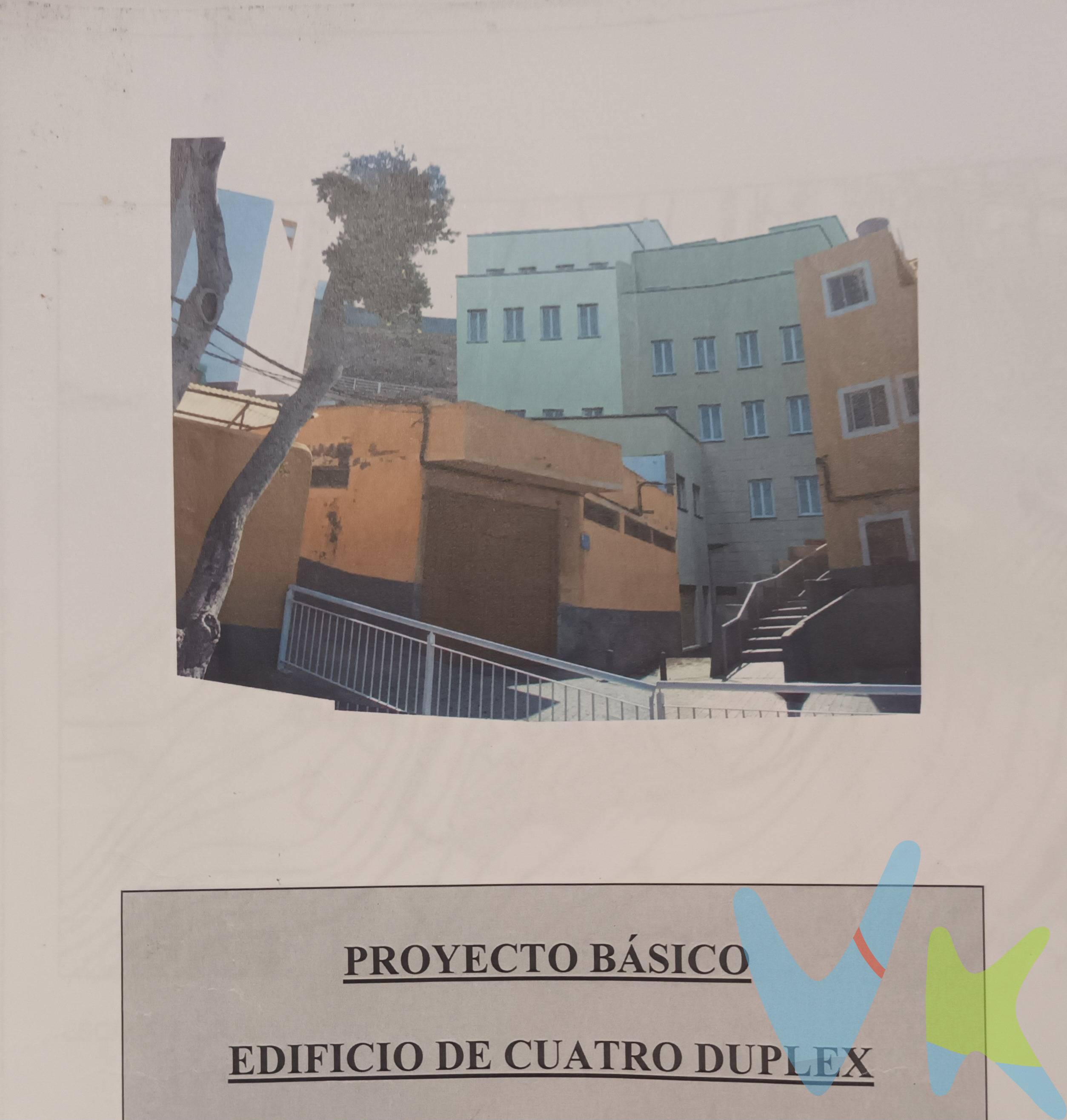 Terreno urbano en venta en Las Palmas de Gran Canaria,  en la zona de San Roque, Calle Caramillo, 11. Este terreno de 340,15m2 esta formado por tres parcelas individuales, cada una con tamaños de 104,75m2, 114,30m2 y 121,10m2, sumando un total de 340,15m2 en conjunto. Una de las principales características de este terreno es el lugar privilegiado en que se encuentra, ya que ofrece unas hermosas vistas al Barranco Guiniguada. Al estar en Las Palmas de Gran Canaria, tendrás acceso a todas las comodidades y servicios que la ciudad tiene para ofrecer, incluyendo tiendas, restaurantes, escuelas y mucho más. Además, estarás cerca de las playas y los principales puntos de interés de la zona, como parques y centros comerciales. Cuenta con un Proyecto Básico, en el que se expone la construcción  de cuatro duplex y una vivienda unifamiliar con la posibilidad de seis a ocho plazas de garaje comunitario. Es una excelente oportunidad para aquellos que deseen invertir en un terreno urbano en una zona cada vez más demandada en Las Palmas de Gran Canaria. . Para más información o concertar una visita, no dude en contactarnos. Los gastos e impuestos derivados de la compraventa no están incluidos en el precio. 