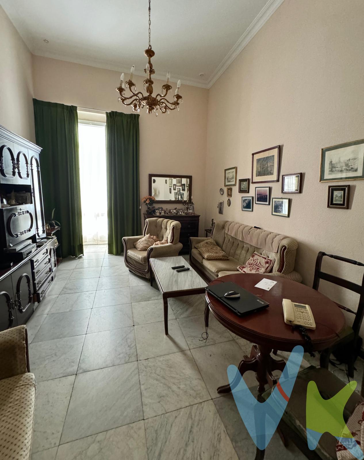Le presentamos este precioso y amplio piso, en plena calle Ancha, a  un minuto de la plaza de Mina y plaza de San Antonio, y a escasos metros del mercado de abastos. Su inmejorable situación hará que se encuentre rodeado de todo tipo de servicios y comodidades en su día a día. . El piso dispone de dos baños y tres dormitorios, uno de ellos doble y muy amplio. El salón y el dormitorio principal son exteriores a la calle y ambos cuentan con balcones típicos gaditanos. La finca se encuentra completamente rehabilitada y dispone de ascensor que deja en la entreplanta, teniendo que subir tan solo 5 escalones para acceder a la vivienda. Este inmueble tiene todas las posibilidades para convertirlo en la casa de tus sueños. No duden en contactar con nosotros para más información. . Por mandato expreso del propietario, comercializamos este inmueble en exclusiva, lo que le garantiza el acceso a toda la información, a un servicio de calidad, un trato fácil, sencillo y sin interferencias de terceros. Por este motivo, se ruega no molestar al propietario, a los ocupantes de la propiedad o a los vecinos. Muchas gracias por su comprensión. De acuerdo con lo previsto en el Decreto 218/2005, de 11 de octubre, se informa al cliente que los Gastos Notariales, Registrales, impuesto de transmisiones (ITP), Honorarios de intermediación, Gastos financieros, y otros gastos inherentes a la compraventa no están incluidos en el precio. 