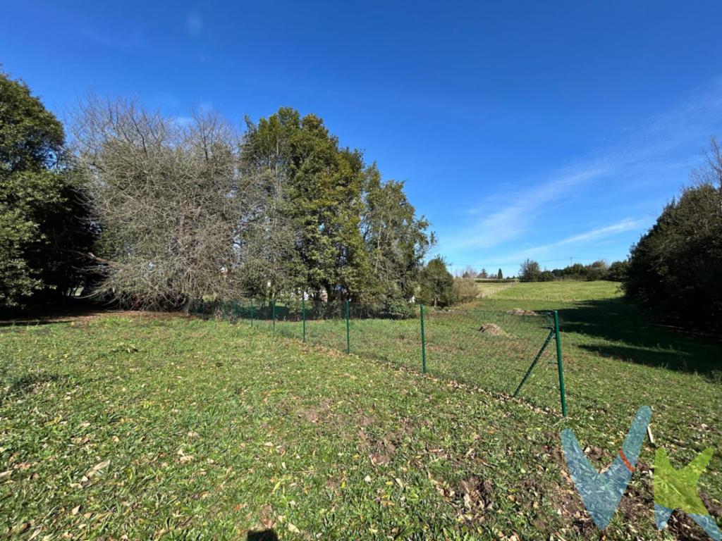  En el  entorno de Barganiza, Lado Club de Golf,  se presenta una oportunidad única para aquellos que desean invertir en su futuro.Ofrecemos TRES magníficas fincas edificables en venta, perfectas para quienes sueñan con diseñar y construir su hogar en un entorno sereno y bien comunicado. La finca, completamente cerrada, garantiza privacidad y seguridad, permitiendo disfrutar de un espacio exclusivo y personal.La cercanía a una parada de autobús añade un valor significativo a la propiedad, ofreciendo comodidad en los desplazamientos diarios y acceso rápido a los servicios locales, sin renunciar a la tranquilidad de vivir en un entorno rural.Con sus dimensiones generosas, los terrenos permiten explorar diversas posibilidades arquitectónicas, desde una vivienda unifamiliar contemporánea hasta un conjunto más tradicional, según sus preferencias personales. Los alrededores de las fincas presentan un paisaje idílico, ideal para quienes gustan de la naturaleza y el aire libre con vistas abiertas y los amplios espacios verdes ofrecen un aire de libertad y una conexión genuina con el entorno natural.La comunidad de Barganiza se caracteriza por su ambiente acogedor y un entorno seguro, perfecto para familias o aquellos que anhelan un ritmo de vida más pausado sin aislarse de las comodidades urbanas.Las fincas no solo es una inversión en calidad de vida, sino también en potencial económico.La creciente demanda de propiedades en esta área asegura que cualquier inversión aquí, se revalorizará con el tiempo. Esta es una invitación a explorar un espacio que puede convertirse en el hogar de sus sueños o en una oportunidad de inversión sólida y prometedora.Estamos a su disposición para ofrecerle más información y coordinar una visita a este lugar excepcional.Estamos seguros de que encontrará en esta finca el refugio ideal para construir un futuro pleno.El precio marcado en el anuncio es por cada una de las parcelasEl precio NO incluye: Impuestos, gastos de Notaría, registro y honorarios de los servicios contratados por los compradores a la Agencia Inmobiliaria.La finca paga el 21% de IVA .Para consultar los porcentajes del ITP en Asturias puede hacerlo a través de la web oficial de servicios tributarios del Principado de Asturias https://sede.tributasenasturias.es/sites/sede/default/es_ES/Que-quieres-hacer/Transmisiones-Patrimoniales-y-AJD. Gastos de notaría y registro según aranceles variables según precio, número de copias y complejidad.El comprador escoge libremente notario. El vendedor asume la plusvalía y el resto de gastos son del comprador. Si se precisa hipoteca: Tasación, condiciones y costes bancarios según entidad elegida por el comprador; así como los gastos de gestoría y cualesquiera otros inherentes a la formalización de la compraventa. De acuerdo con la ley, no se incluyen en el precio otros gastos o tributos que legalmente correspondan al comprador. El consumidor tiene derecho, conforme a la normativa vigente, a disponer de información y documentación adicional relativa al inmueble y condiciones de la compraventa, accesible en la sede física de la Agencia Eurocasa Gijón, en Santa Doradía, nº 14-Bajo, en Gijón, o a través del correo electrónico info@eurocasagijon.com. La agencia actúa exclusivamente como intermediaria en la operación. Cualquier compraventa y sus condiciones quedan sujetas en todo caso a la aceptación expresa del vendedor del inmueble y a la posterior formalización del correspondiente contrato. El presente anuncio tiene carácter meramente informativo; la información suministrada se corresponde con la disponible a la fecha de publicación, pudiendo variar en función de las circunstancias o actualizaciones legales, contractuales y fiscales. 