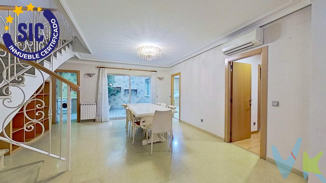 Casa en venta en Chiva, una joya reformada en el corazón del pueblo. Esta impresionante vivienda de tres plantas ofrece un diseño funcional y espacioso, ideal para familias que buscan confort y modernidad. La distribución de la casa, en tres plantas, es funcional y espaciosa:. Planta baja: Una cocina amplia y luminosa, con lavadero, comunica con un acogedor salón comedor, ideal para reuniones familiares y sociales. En esta planta también encontramos un aseo de cortesía y una habitación con vestidor y baño privado, perfecta para invitados o como dormitorio principal. Primera planta: Un recibidor amplio distribuye tres habitaciones todas ellas con splits de a/a, y dos baños completos. Esta planta ofrece un espacio cómodo y privado para el descanso. Segunda planta: Un espacio diáfano, bañado de luz natural, con acceso a una terraza, ofrece infinitas posibilidades: un estudio, una sala de juegos, un gimnasio, o incluso una suite principal con baño y vestidor. La elección es tuya. Todas las plantas tienen acceso a terrazas, proporcionando luz natural y ventilación en toda la casa. La reforma ha sido integral: instalación eléctrica, fontanería, aislamiento térmico. ¡todo nuevo! Los acabados son de alta calidad, con suelos laminados que aportan calidez, ventanas de doble cristal que garantizan el aislamiento y puertas de madera  que añaden un toque de elegancia. La ubicación es inmejorable, en el centro de Chiva, cerca de comercios, restaurantes, colegios, parques y transporte público. Además, la proximidad a Valencia te permite disfrutar de la tranquilidad de un pueblo y de la oferta cultural y de ocio de la ciudad. Esta casa es ideal para familias que buscan un hogar espacioso y moderno, con todas las comodidades, en un entorno tranquilo y bien comunicado. ¡No pierdas la oportunidad de visitarla!. La descripción del presente inmueble e imágenes tienen mero carácter informativo y en ningún caso carácter contractual, pudiendo ser modificados por la inmobiliaria comercializadora sin que ello implique responsabilidad alguna frente a terceros. En el precio de venta a público, esta propiedad NO incluye los gastos de adquisición (Notario, registro, gestión, honorarios, etc…).