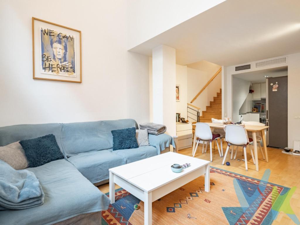 Dúplex exterior con garaje, luz y máximo confort en Gràcia - El CollSi buscas amplitud, independencia de espacios y la comodidad de tenerlo todo listo para entrar a vivir, este dúplex en Gràcia - El Coll es una oportunidad única. Con 110 m² impecablemente distribuidos y ubicado en una finca joven del 2005 con ascensor, esta propiedad destaca por su excelente orientación Sur-Este, garantizando una luz natural envidiable durante todo el día.El diseño dúplex marca la diferencia permitiendo una separación perfecta entre la zona de día y la de noche. En la planta principal serás recibido por un ambiente cálido con suelos de parquet y tarima, una cocina independiente moderna y totalmente equipada, un salón-comedor muy acogedor y un práctico aseo de cortesía. Subiendo a la planta superior encontramos la zona del descanso: tres dormitorios amplios y tranquilos, uno de ellos tipo suite, acompañados de dos baños completos, ideales para el confort diario de toda la familia.Además, la vivienda está equipada con aire acondicionado y calefacción por bomba de calor, cerramientos de aluminio y cuenta con un balcón y una terraza de 8 m² perfecta para tomar el aire al fresco. Y para culminar un nivel de confort imbatible, el piso incluye su propia plaza de garaje en la misma finca, un bien escasísimo y comodísimo en la zona.Vivir en El Coll te ofrece la tranquilidad de un barrio residencial con el alma y la vida de Gràcia a un paso. Un entorno repleto de servicios, comercio de proximidad y con una conexión inmejorable mediante metro (a 50m) y autobús.Condiciones de venta e información jurídica:Agencia: Vivendex Business Partners SL.Intermediación profesional: Gestión realizada por Francesc Quintana Ramos bajo las credenciales oficiales API 3267 y AICAT 1516.Gastos de compraventa: El precio de venta no incluye impuestos (ITP, IVA), ni los gastos notariales, registrales o de gestoría derivados de la operación.Inmueble gestionado de conformidad con la Ley 18/2007 del derecho a la vivienda de Catalunya.   