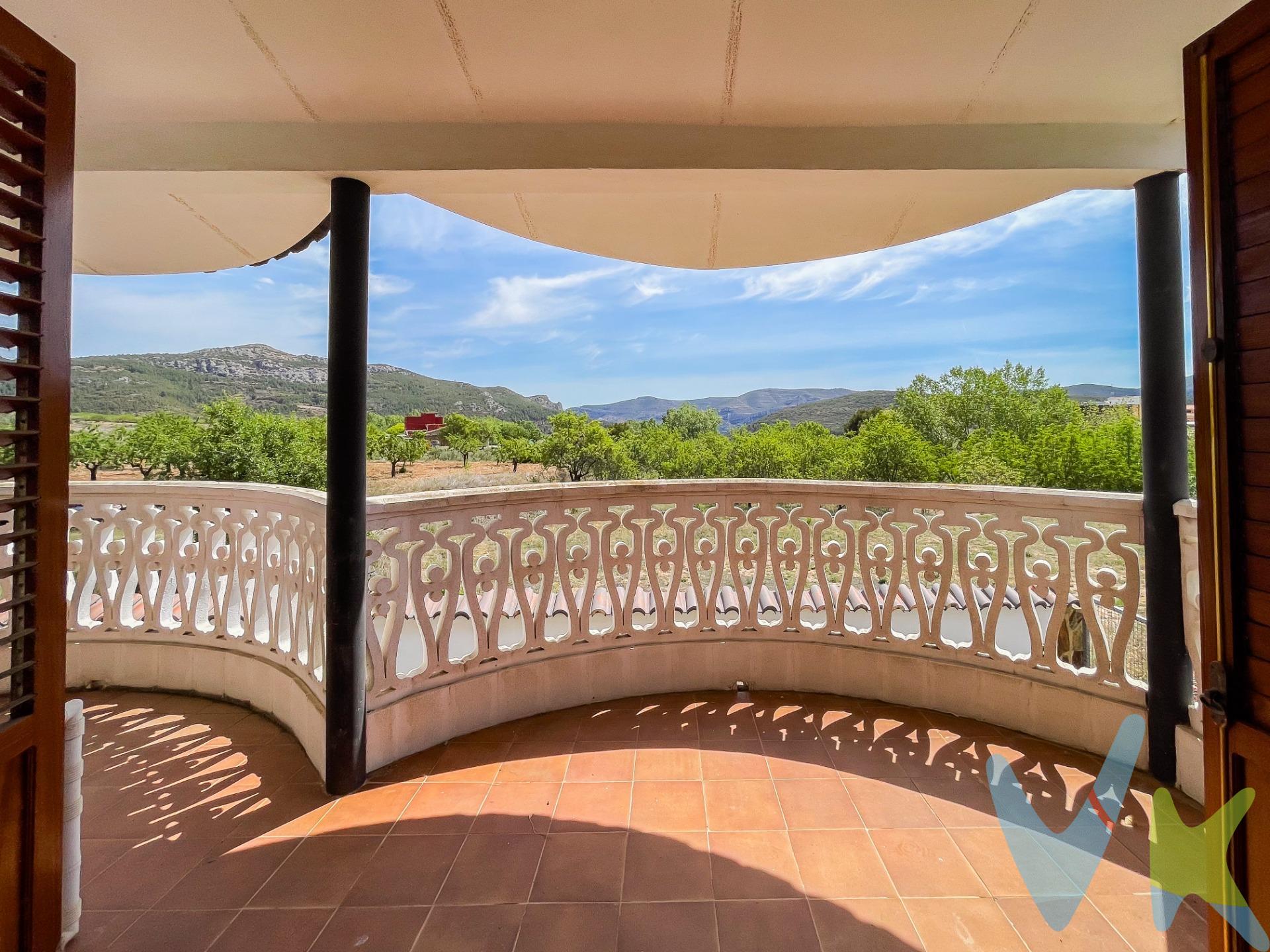 Un Hogar que Enamora. Este magnífico chalet independiente, construido con las mejores calidades, es el lugar donde la comodidad y la naturaleza se unen en perfecta armonía. Planta Principal:. Salón Comedor: El salón comedor señorial, con su imponente chimenea, te invita a crear recuerdos inolvidables junto a tus seres queridos. Un espacio amplio y acogedor, ideal para momentos de calidez y alegría. Terraza Exterior: Imagina disfrutar de comidas y cenas al aire libre en una amplia terraza, con salida a un balcón que ofrece vistas despejadas a todo el valle. Un escenario perfecto para contemplar la belleza del entorno natural. Cocina: La amplia cocina, equipada con despensa, está diseñada para inspirar tus mejores creaciones culinarias. Un lugar donde el arte de cocinar se convierte en una experiencia compartida. Baños: Dos baños completos, pensados para tu máxima comodidad y bienestar. Habitaciones: Tres habitaciones dobles, luminosas y acogedoras, todas con armarios empotrados. Espacios diseñados para ser tus santuarios personales, llenos de luz y tranquilidad. Garaje:. Ubicación: Un amplio garaje a pie de calle, que proporciona comodidad y seguridad, con espacio suficiente para varios vehículos y almacenamiento adicional. Buhardilla:. Acceso: Una encantadora escalera de caracol te lleva a la buhardilla. Espacio Multifuncional: Este espacio puede ser transformado en una cuarta habitación o en un área de ocio personalizada, ya sea un estudio artístico, un gimnasio o una sala de juegos. Exteriores:. Con dos terrenos urbanos que suman un total de 1.497 m², las posibilidades son infinitas. Desde la creación de un jardín exuberante hasta la construcción de una piscina privada o una segunda vivienda, este espacio exterior es un lienzo en blanco para tus sueños. La Belleza de Vivir en Chera. Chera es un lugar privilegiado por su riqueza y diversidad natural. Aquí, cada día es una nueva oportunidad para disfrutar de actividades al aire libre como trekking, pesca deportiva en su pantano y escalada. Vivir en Chera es disfrutar de la serenidad de la naturaleza y la emoción de nuevas aventuras. Una Inversión en Calidad de Vida. Este chalet no es solo una propiedad, es un estilo de vida. Construido con materiales de alta calidad y un cuidado meticuloso en cada detalle, es un hogar listo para acoger nuevas historias y recuerdos inolvidables. Los amplios terrenos adicionales aumentan el valor y potencial de esta propiedad, convirtiéndola en una inversión inteligente y emocional. ¡No dejes pasar esta oportunidad única! Contáctanos hoy mismo para más información y para programar una visita. Tu futuro hogar en Chera te está esperando para darte la bienvenida. La descripción del presente inmueble e imágenes tienen mero carácter informativo y en ningún caso carácter contractual, pudiendo ser modificados por la inmobiliaria comercializadora sin que ello implique responsabilidad alguna frente a terceros. En el precio de venta a público, esta propiedad NO incluye los gastos de adquisición (Notario, registro, gestión, honorarios, etc…). 