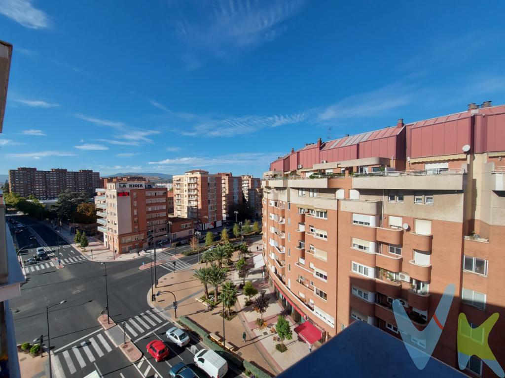 Amplia y Luminosa Vivienda de 4 Dormitorios , para actualizar en Vara de Rey de Logroño .Magnífico piso en venta, situado en la calle Vara de Rey de Logroño . Características importantes : Amplitud y Ubicación . Con una extensión útil de 127.01 m² cuadrados y un total de 151.3 m² construidos.Localizado en la séptima planta de un edificio levantado en 1967, la Vivienda se beneficia de una luz natural incomparable y buenas vistas. El edificio cuenta con ascensor.La Propiedad dispone de cuatro habitaciones , bien distribuidas. Una de las principales características de este piso son sus  balcones / terracillas.El inmueble se presenta equipado con electrodomésticos. Este piso se encuentra en una ubicación estratégica que lo conecta eficientemente con el resto de la ciudad. A pocos pasos del inmueble, se localizan varias paradas de autobús, así como una estación de tren cercana, facilitando el transporte público para los desplazamientos diarios.Vivir en el centro de Logroño ofrece una vida vibrante y dinámica con multitud de servicios, tiendas, restaurantes y zonas de ocio a mano. La proximidad a distintas opciones culturales y gastronómicas garantiza que nunca falten planes para disfrutar .Invitamos cordialmente a los interesados a programar una visita y descubrir en persona las múltiples virtudes que este piso tiene para ofrecer.Estamos seguros de que aquellos que entren a la propiedad percibirán de inmediato el potencial.Para más detalles y para reservar una cita, no dude en ponerse en contacto.Este es el momento perfecto para asegurar un futuro en una de las zonas más deseadas de Logroño. No deje pasar esta oportunidad única de hacer de este piso su nuevo hogar.                                               . Realice su visita y déjese enamorar . 