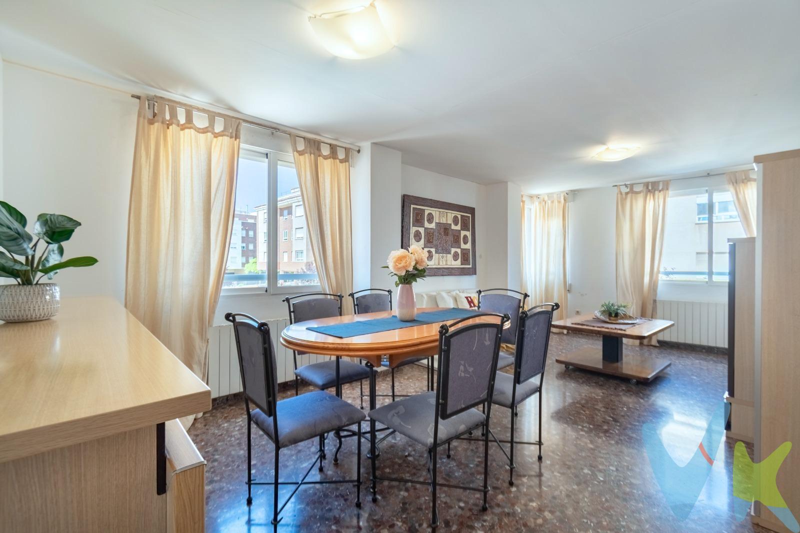 VIVIENDA DE VPO. Te presentamos esta fantástica vivienda ubicada junto a la Universitat Jaume I, en una zona con muy buenos accesos y perfectamente comunicada. La vivienda destaca por su amplitud y luminosidad, ideal para disfrutar de cada espacio con total comodidad. Dispone de:. Tres dormitorios amplios, perfectos para el descanso o para adaptarlos como despacho o zona de estudio. Salón espacioso y luminoso, con ambiente acogedor para compartir en familia. Cocina independiente con gran capacidad de almacenamiento. Dos cuartos de baño completos, que aportan comodidad al día a día. Además, cuenta con plaza de garaje y trastero, un extra muy valorado. La vivienda se encuentra lista para entrar a vivir, sin necesidad de reformas, lo que la convierte en una oportunidad única para quienes buscan un hogar cómodo y funcional. Por sus características, ubicación y distribución, es una opción ideal para familias que quieren vivir en un entorno tranquilo, bien comunicado y con todos los servicios a un paso.