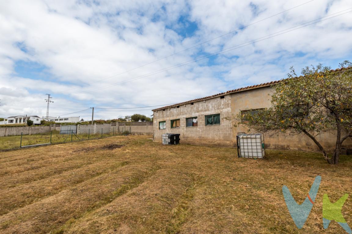 Nave con finca en venta zona Nuevo Roces Gijón.Excepcional finca no edificable ubicada en la codiciada zona de Nuevo Roces, en Gijón. Esta amplia parcela presenta una magnífica oportunidad para quienes desean invertir en terreno con notables características. Su vasta extensión proporciona un sinfín de posibilidades para quienes deseen aprovechar un espacio al aire libre en un entorno tranquilo y en constante desarrollo.Finca de 3.124,25m2  Nave de 182,48m2, destinada a almacén y cuidado de animales.Contador de agua y luz en la finca.Registro de saneamiento (alcantarillado)Portón de acceso a la finca.Frutales.Muros de hormigón y cierre de malla metálica.Cerca de transporte público, la propiedad se encuentra estratégicamente situada con un servicio de autobuses. Este cómodo acceso al transporte hace de esta finca una opción ideal para quienes buscan la facilidad de movilidad sin sacrificar la serenidad que ofrece la vida fuera del bullicio urbano.Muy buen acceso, a tan solo 5 minutos de las Autovías de entrada y salida de la ciudad .A tan solo 2 minutos en coche y 15 caminando de Escuela de Fútbol de Mareo.A 10 minutos del Centro de Gijón. A 25 de Oviedo y 27 de Avilés.Un sistema de alcantarillado ya instalado en el terreno representa un valor añadido significativo. Esto no solo facilita posibles proyectos de uso futuro, sino que también asegura la comodidad básica esencial en cualquier tipo de desarrollo o uso del terreno. Este aspecto pragmático incrementa aún más el atractivo de la parcela tanto para inversores como para particulares.Uno de los aspectos más destacados de esta finca es que está completamente cerrada. Esta característica brinda una sensación de seguridad y privacidad, permitiendo disfrutar de la parcela con total tranquilidad. Protegida de accesos no autorizados, la valla perimetral añade un nivel de seguridad ideal para la inversión a largo plazo o para el disfrute personal del espacio exterior.La localización es, sin duda, uno de los principales atractivos. Situada en Nuevo Roces, un área que combina el encanto de la vida en el campo con la cercanía a los recursos urbanos de Gijón, este emplazamiento es perfecto para aquellos que buscan un equilibrio entre la naturaleza y la ciudad. La región ha experimentado un notable crecimiento y desarrollo en los últimos años, lo que convierte a esta finca en una oportunidad inmejorable de inversión con proyección de revalorización futura.Para aquellos que valoran la conexión con el entorno natural, la extensión de la parcela brinda la posibilidad de desarrollar múltiples actividades al aire libre. Ideal para la instalación de huertos, jardines o simplemente para disfrutar de una zona verde propia. Las opciones son tantas como la imaginación lo permita y el espacio es más que suficiente para llevar a cabo cualquier visión que se tenga en mente.Extendiendo una invitación a conocer esta finca en persona, estamos seguros de que sus múltiples ventajas y su potencial ilimitado convencerán incluso a los compradores más exigentes. Aproveche esta oportunidad y descubra un terreno donde las posibilidades no tienen fin. La combinación de ubicación, servicios y seguridad, hacen de esta parcela una inversión sensata y prometedora.En el precio publicitado no están incluidos los gastos de Notaria y Registro.