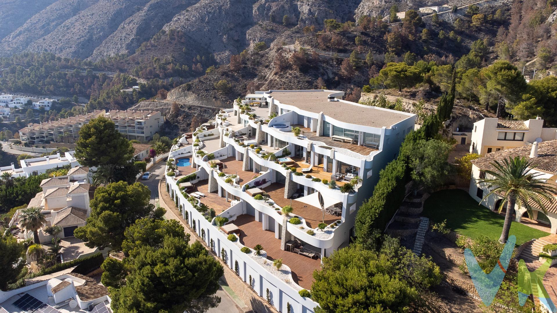 Altea Urlisa - Ocean Suites: Descubre el lujo sin igual en este apartamento exclusivo con vistas panorámicas al mar y a la costa, enclavado en una urbanización de alto prestigio, en una zona íntima y serena. Este impresionante hogar cuenta con 3 dormitorios, cada uno con amplios armarios empotrados y un cuarto de baño de lujo, con ducha y bañera exenta. El dormitorio principal, de aproximadamente 51 m², destaca con su espacioso vestidor y un cuarto de baño en suite que también ofrece una ducha y bañera de diseño. Todos los dormitorios disfrutan de acceso directo a una terraza y de vistas al mar que inspiran tranquilidad. Los cuartos de baño, incluyendo el aseo de cortesía, están adornados con el elegante saneamiento de Duravit, grifería de Hansgrohe, revestimientos italianos de Trend y encimeras de Corian, garantizando un lujo y confort sin igual. La cocina, diseñada para satisfacer los estándares más exigentes, presenta electrodomésticos de Miele, muebles lacados en alto brillo y una impresionante isla central. El salón-comedor, con más de 63 m², ofrece un espacio versátil con una iluminación exquisita, una pantalla-proyector que transforma el área en una sala de cine privada, y un acceso a una terraza de más de 53 m² con porche, jacuzzi y vistas inigualables al mar. La propiedad destaca por sus acabados de primera calidad, incluyendo pavimento interior de mármol Travertino, terraza con tarima de madera de IPE, sistema domótico inteligente KNX, proyecto de iluminación, calefacción central con radiadores y aire acondicionado por conductos. El apartamento se completa con un garaje para varios vehículos y un trastero anexo de aproximadamente 100 m², accesible a través de un hall exclusivo para propietarios de la planta. Ocean Suites Altea se erige en una parcela de 13.000 m² con cerramiento perimetral, control de accesos restringido, garita de control de vehículos, plazas de parking para invitados, amplios jardines con fuentes, cenador y miradores, club social, zona de baño infantil y una espectacular piscina de 198 metros que simula una playa caribeña: "Un oasis de relajación en su hogar". Con una ubicación excepcional, con acceso directo desde la autopista del Mediterráneo AP7-64, y cerca del Club de Golf Don Cayo, la Playa de la Olla y el Puerto Deportivo Campomanes, esta promoción se clasifica como Gran Lujo y se destaca como una de las más exclusivas en Altea y en la Costa Blanca Norte. . La descripción del presente inmueble e imágenes tienen mero carácter informativo y en ningún caso carácter contractual, pudiendo ser modificados por la inmobiliaria comercializadora sin que ello implique responsabilidad alguna frente a terceros. En el precio de venta a público, esta propiedad NO incluye los gastos de adquisición (Notario, registro, gestión, honorarios, etc…). 