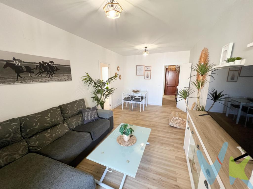 ¡Inversión perfecta con licencia de apartamento turístico en la Calle Banda Playa a escasos pasos del centro de Sanlúcar!

Este atractivo piso de 79 m² construidos (64 m² útiles) es una oportunidad única tanto para vivir como para rentabilizar. Ubicado en la tercera planta con ascensor de un edificio emblemático, a solo unos pasos del centro y la playa, combina ubicación privilegiada y rentabilidad garantizada.

La vivienda cuenta con dos amplias habitaciones, un baño completamente reformado y una cocina moderna y equipada, lista para estrenar. Disfruta de la vida al aire libre gracias a sus dos terrazas con vistas a la calle, ideales para relajarse o compartir momentos inolvidables.

Además, dispone de armarios empotrados que ofrecen un excelente espacio de almacenamiento. El edificio está en proceso de reforma para la sustitución del ascensor y mejoras de accesibilidad para personas con movilidad reducida(Adjunto plano de reforma)

Con orientación sur y aire acondicionado, este piso es ideal para disfrutar del clima mediterráneo durante todo el año. ¡Una vivienda que combina confort, estilo y una ubicación inmejorable! No dejes pasar esta oportunidad de inversión en una de las zonas más demandadas en la ciudad!

El precio de compra no incluye muebles, enseres, vehículos ni electrodomésticos. Disponemos de la Ficha Informativa de la propiedad (Según Decreto 218/2005, del 11 de Octubre) y de Seguro de Caución, para la protección del dinero entregado como Documento señal para la Reserva de una vivienda En cumplimiento del Decreto de la Junta de Andalucía 218/2015 de 11 de octubre, se informa al cliente que los gastos notariales, registrales, ITP, honorarios de la Agencia y otros gastos inherentes a la compraventa no están incluidos en el precio.
