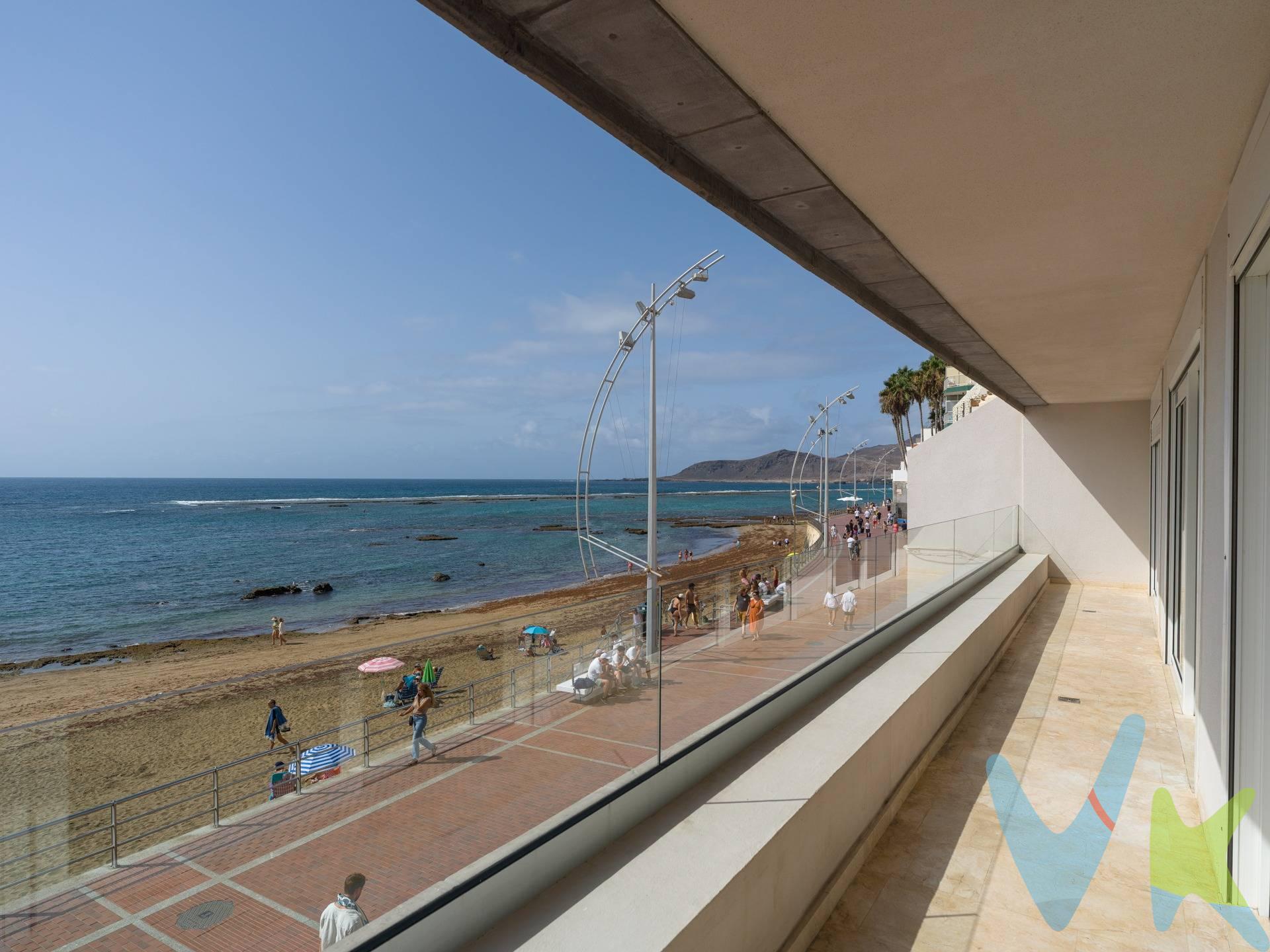 Exclusiva propiedad en primera línea de Playa de Las Canteras.  Vivir en primera línea de Las Canteras es un privilegio…. Despertar cada día con el sonido del mar, disfrutar de atardeceres mágicos y contemplar cómo el sol se funde con el Atlántico desde tu propio balcón es un lujo reservado para unos pocos. Esta propiedad de 150 m², completamente reformada con materiales de alta calidad, ofrece un diseño moderno y vanguardista pensado para quienes valoran la exclusividad, la luz y la belleza de lo extraordinario. Características principales:. Ubicación inigualable: primera línea de una de las mejores playas urbanas de España. Diseño contemporáneo y concepto abierto: cocina y salón integrados en un espacio amplio, con una gran cristalera que conecta con un balcón alargado con vistas infinitas al mar. Dormitorio principal en suite: con amplio vestidor, baño privado y espectaculares vistas al océano. Segundo dormitorio acogedor y funcional, con otro baño independiente. Dos baños completos, modernos y elegantes. Colores neutros y acabados de diseño que potencian la luz natural y transmiten serenidad. Aquí cada detalle está pensado para disfrutar de una vida sofisticada y relajada al mismo tiempo. Una propiedad que invita a soñar y a dejarse llevar por el encanto de su entorno. Ubicada en una de las zonas más demandadas de Las Palmas de Gran Canaria, rodeada de servicios, restaurantes y el vibrante ambiente costero que convierte a Las Canteras en un lugar único.  . Una vivienda de ensueño, perfecta para un público exigente que busca modernidad, confort y, sobre todo, una vista privilegiada que convierte cada día en un espectáculo inolvidable.