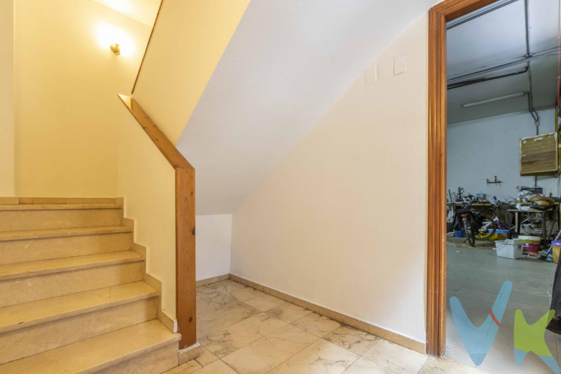 Descubre este precioso unifamiliar en venta en Puerto de Sagunto, un hogar pensado para disfrutar de la comodidad, el espacio y la tranquilidad en un entorno familiar. Con una excelente orientación suroeste y todas las prestaciones necesarias, esta vivienda es ideal para quienes buscan calidad de vida sin renunciar a la cercanía de todos los servicios.Con 284 m² construidos y 274 m² útiles, la casa ofrece amplitud en cada rincón. Dispone de 4 dormitorios luminosos y 2 baños completos, pensados para el confort diario. El salón, de generosas dimensiones, se convierte en el corazón del hogar, perfecto para reuniones familiares o momentos de relax.La cocina independiente, amplia y funcional, invita a los amantes de la gastronomía a disfrutar de cada preparación con comodidad y organización.El inmueble cuenta con dos terrazas y un balcón, espacios que aportan luz natural y conexión con el exterior. Ya sea para tomar el sol, disfrutar de una cena al aire libre o simplemente relajarse, cada espacio exterior ha sido diseñado para aportar calidad de vida.a vivienda dispone de garaje privado, un extra imprescindible que asegura practicidad y seguridad. Además, el inmueble se encuentra en buen estado de conservación, listo para entrar a vivir y adaptarse a las necesidades de su nueva familia.ituado en una zona tranquila y bien comunicada, este adosado en venta en Puerto de Sagunto combina la calma de un entorno residencial con la cercanía a comercios, colegios, transporte y todos los servicios esenciales. Una oportunidad única de establecer tu hogar en un enclave con gran proyección y calidad de vida.El precio no incluye lo siguiente: Honorarios de la agencia inmobiliaria, impuestos (IVA, ITP) y otros gastos de la Compraventa (notaria, gestoría y registro).