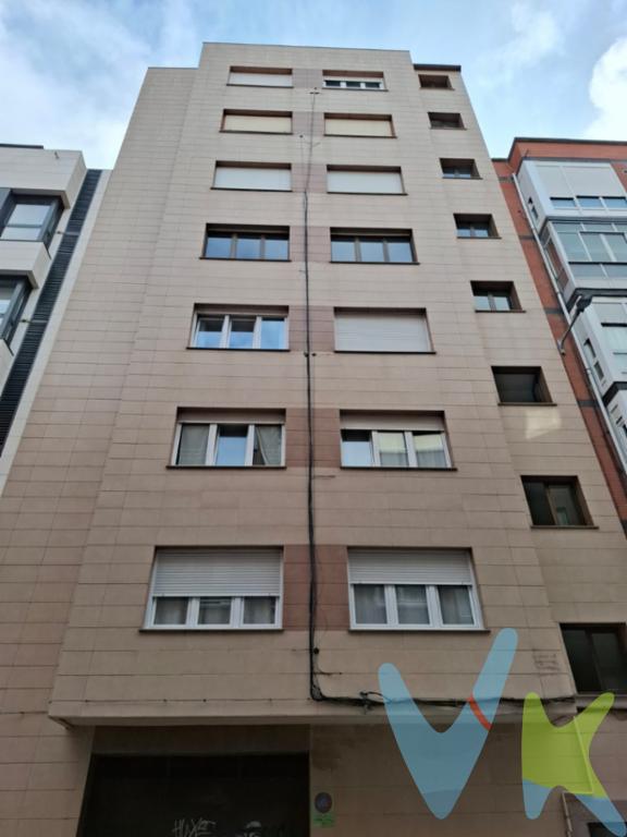 Os traemos una nueva exclusiva, se trata de una vivienda muy cerquita del Paseo de Begoña y de la Plaza de Europa para la que se nos ocurren un montón de posibilidades. Se trata de un piso ubicado en una 4ª planta con una orientación Este/ Oeste. Dispone de acogedor salón, una cocina independiente  completamente equipada y con acceso a un soleado balcón, dos dormitorios dobles, una con armario empotrado  y un baño completo. El edificio ha sido rehabilitado recientemente y dispone de ascensor y los servicios de ACS y calefacción suministrados por gas cuidad.Tenemos a mano un montón de servicios, desde supermercados, farmacias, centros educativos, hasta opciones donde poder tomar algo o cenar. Un montón de conexiones en bus con toda la ciudad. Por todo esto le vemos muchas posibilidades, tanto para quien quiera establecerse en Gijón, como para quien quiera pasar temporadas o destinarlo al alquiler.Estamos seguros que os puede encajar, lo vemos?En el precio del inmueble no se incluyen los gastos de Notaría, Registro e Impuestos asociados a la operación. 