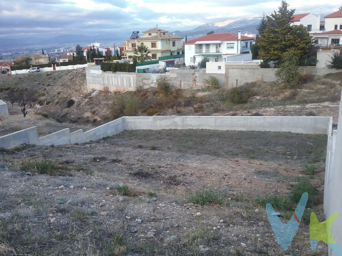 Si tienes previsto diseñarte y construirte tu propia casa, aquí te ofrecemos esta magnífica parcela de 502 m2, en calle Castril del P-12 de La Zubia con vistas espectaculares a Sierra Nevada, Granada y su vega, donde disfrutarás de la tranquilidad y ventajas de la urbanización con más proyección de La Zubia en las proximidades a la capital de Granada. Tiene un coeficiente de construcción del 40% y podrás edificar a 7,5 metros de altura sobre rasante más las plantas bajas que precises.  Tiene la gran ventaja  de contar con un muro perimetral de hormigón de 1,20 metros ya construido.  No lo dudes y llámanos para visitarla.  Ref. N117