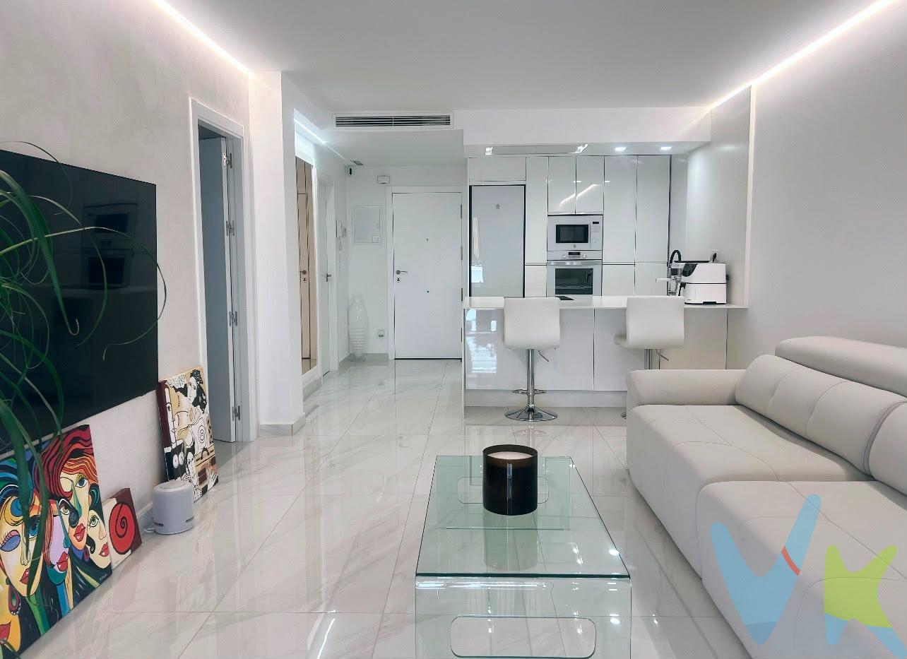 Crea el hogar que siempre has soñado, en este apartamento tanto para vivir como para invertir en una de las zonas más demandadas en Molina de Segura (El Panderón). Te presentamos este acogedor apartamento de un dormitorio amplio, completamente reformado y listo para entrar a vivir, pensado para quienes buscan comodidad, buena ubicación y una vivienda sin necesidad de reformas. La vivienda dispone de un salón-cocina equipado, un espacio práctico y funcional que además cuenta con salida directa a un balcón exterior con vistas a la calle, aportando luminosidad y un agradable espacio al aire libre. Se encuentra rodeada de todos los servicios necesarios para disfrutar de una vida cómoda y práctica: guarderías, colegios, centro médico, restaurantes, gasolinera, peluquerías y comercios, entre otros. Además, cuenta con una excelente comunicación, situada muy cerca de la salida a la autovía y de la estación de autobuses, facilitando tanto los desplazamientos diarios como la conexión con otras zonas. Una oportunidad para vivir o invertir. Contacta con nosotros y solicita más información o visita sin compromiso. PVP: 125.000€. No incluye gastos, impuestos y demás gastos legalmente correspondan al comprador: ITP del 7,75% con carácter general; existen excepciones según normativa aplicable (1). Base imponible el mayor valor entre el precio de venta o el valor referencia catastral. Gastos Notaría y Registro: 1.900€ aprox. según complejidad y aranceles vigentes (2). Financiación: gastos de hipoteca, tasación y gatos bancarios a cargo del comprador, según su necesidad y elección. Servicio doble de intermediación: Honorarios inmobiliaria a cargo del comprador: 3% precio final con un mínimo de 3.000€, más IVA (21%), salvo acuerdo contrario tras negociación, no incluidos en PVP. Operación y condiciones de compraventa sujeta a aceptación expresa del vendedor. Para acceder a información y documentación legalmente exigible por el consumidor: https://www.inmotasa.es/consumidor/ .   Comercialización en multiexclusiva: Por mandato expreso del propietario, este inmueble se comercializa en multiexclusiva, lo que garantiza un acceso completo a la información, un servicio profesional y una gestión ordenada, sin interferencias de terceros. Si eres agente inmobiliario y tienes un cliente interesado, estaremos encantados de colaborar.    Una compra tranquila y bien acompañada: Al contactar directamente con nosotros, evitarás molestias innecesarias a la propiedad. Nos encargamos de toda la intermediación, facilitándote la documentación, la información necesaria y un trato cercano, claro y sin complicaciones.  (1) Para una información exhaustiva sobre el funcionamiento, tipos impositivos y bonificaciones del ITP en la Región de Murcia, puedes consultar el portal oficial de la Agencia Tributaria Autonómica en el siguiente enlace: agenciatributaria.carm.es/ITPAJD. (2) Tarifas notariales y registrales reguladas en Anexo I Del Real Decreto 1426/1989 y, Anexo I Del Real Decreto 1427/1989, respectivamente. 