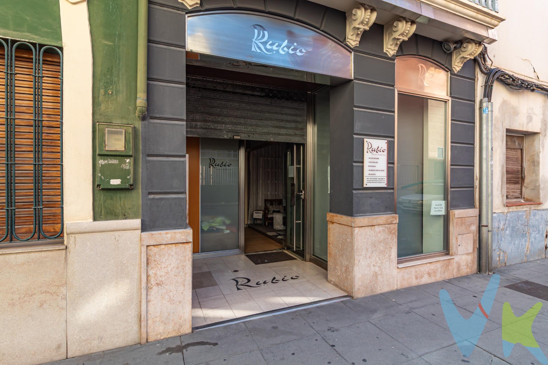 Descubre una propiedad con un enorme potencial en una de las zonas más céntricas y demandadas de La Merced, en Burriana. Con 277 m² construidos y 240 m² útiles, esta vivienda ofrece el espacio y la versatilidad ideales para crear el hogar que siempre has imaginado. La casa se distribuye en tres plantas, brindando múltiples posibilidades de redistribución y diseño para adaptarla a las necesidades de una familia, combinar vivienda y despacho profesional, o desarrollar un proyecto residencial único. Actualmente cuenta con cuatro amplias habitaciones dobles y un baño completo. Aunque precisa reforma , ya que hasta ahora ha estado destinada a uso comercial, esta circunstancia representa una magnífica oportunidad para personalizar cada estancia y revalorizar el inmueble según tus gustos y necesidades. Para ayudarte a visualizar todo su potencial, se han incorporado imágenes virtuales que muestran posibles propuestas de diseño y decoración, permitiéndote imaginar cómo podría transformarse este espacio en una vivienda moderna, cómoda y llena de personalidad. Una oportunidad excepcional para quienes buscan amplitud, ubicación y la posibilidad de crear un hogar completamente a medida en pleno corazón de Burriana.