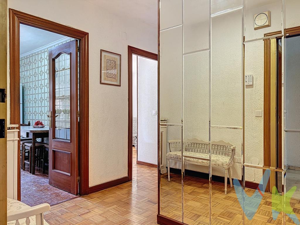 Este luminoso piso de 111 m2 construidos (83 m2 útiles) en la calle Aranaz y Vides destaca por una distribución equilibrada que prioriza la amplitud en todas sus estancias, ofreciendo tres dormitorios, un salón comedor de gran formato ideal para la vida familiar y una cocina independiente totalmente funcional. La propiedad, situada en una cómoda primera planta, se entrega completamente amueblada y cuenta con plaza de garaje opcional en el mismo edificio, además de un sistema de calefacción y agua caliente comunitaria con contadores individuales que garantiza eficiencia y control del gasto. Con un baño completo con ducha y un aseo adicional para mayor comodidad, esta vivienda representa una oportunidad sólida para quienes buscan la seguridad de un hogar cuidado y la proximidad a todos los servicios del centro de la ciudad.