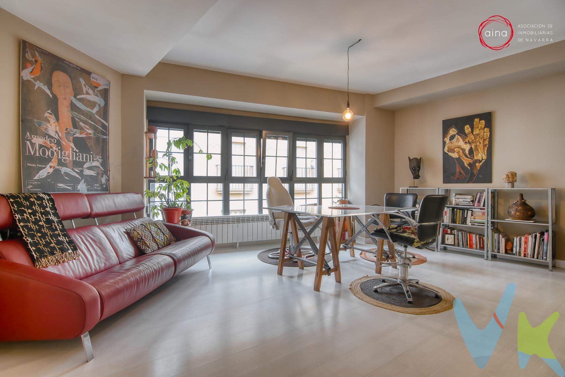 Se vende precioso piso totalmente reformado en pleno corazón de Pamplona, en la emblemática Calle Estafeta, una de las más conocidas y animadas del Casco Antiguo. La vivienda cuenta con dos dormitorios, un baño completo, cocina americana integrada en un amplio salón-comedor muy luminoso. Todo el piso ha sido reformado con materiales de alta calidad, combinando el encanto de la zona histórica con un estilo moderno y funcional. Dispone de ascensor en el edificio y excelentes vistas a la Calle Estafeta, ideales para disfrutar del ambiente y las fiestas de San Fermín desde la comodidad del hogar. Una oportunidad única para vivir o invertir en una de las ubicaciones más exclusivas y con más encanto de Pamplona. GASTOS E IMPUESTO NO INCLUIDOS.