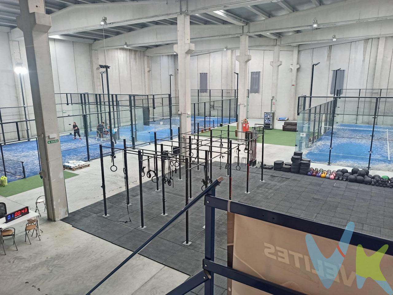 Sakana Padel es un club deportivo en funcionamiento que opera con 3 pistas de pádel a pleno rendimiento, ubicado en una zona con escasa competencia en el valle de Sakana (Arbizu/Nafarroa), lo que le permite captar un mercado potencial de cerca de 30.000 personas. Actualmente genera una facturación aproximada de 4.250 €/mes, con solo 30 socios activos, pero más de 80 usuarios únicos semanales. Dispone de estructura física completa, con instalaciones para crossfit, vestuarios y oficinas. Existen grandes oportunidades de crecimiento en segmentos aún no explotados: niños, familias, empresas y eventos. Existen muchas posibilidades de diversificación del negocio:. Creación de una escuela de pádel infantil. Activación de eventos corporativos y familiares. Actividades diversas como yoga, pilates..Incorporación de nuevas disciplinas como pickleball. Venta de productos deportivos y merchandising local. Explotación de espacios publicitarios físicos y digitales. El pádel se ha consolidado como el segundo deporte más practicado en España. Esta tendencia se mantiene tanto en grandes ciudades como en zonas rurales, lo que favorece iniciativas como Sakana. El contrato de alquiler es de 15 años, quedando 12 años por cumplir. El alquiler es de 2.000 € mensuales. Es una autentica oportunidad de negocio para gente inversora con visión de futuro y ganas de hacer crecer este negocio en marcha y con muchas posibilidades de crecimiento. Información y dosier se presentarán a posibles candidatos en oficina. 