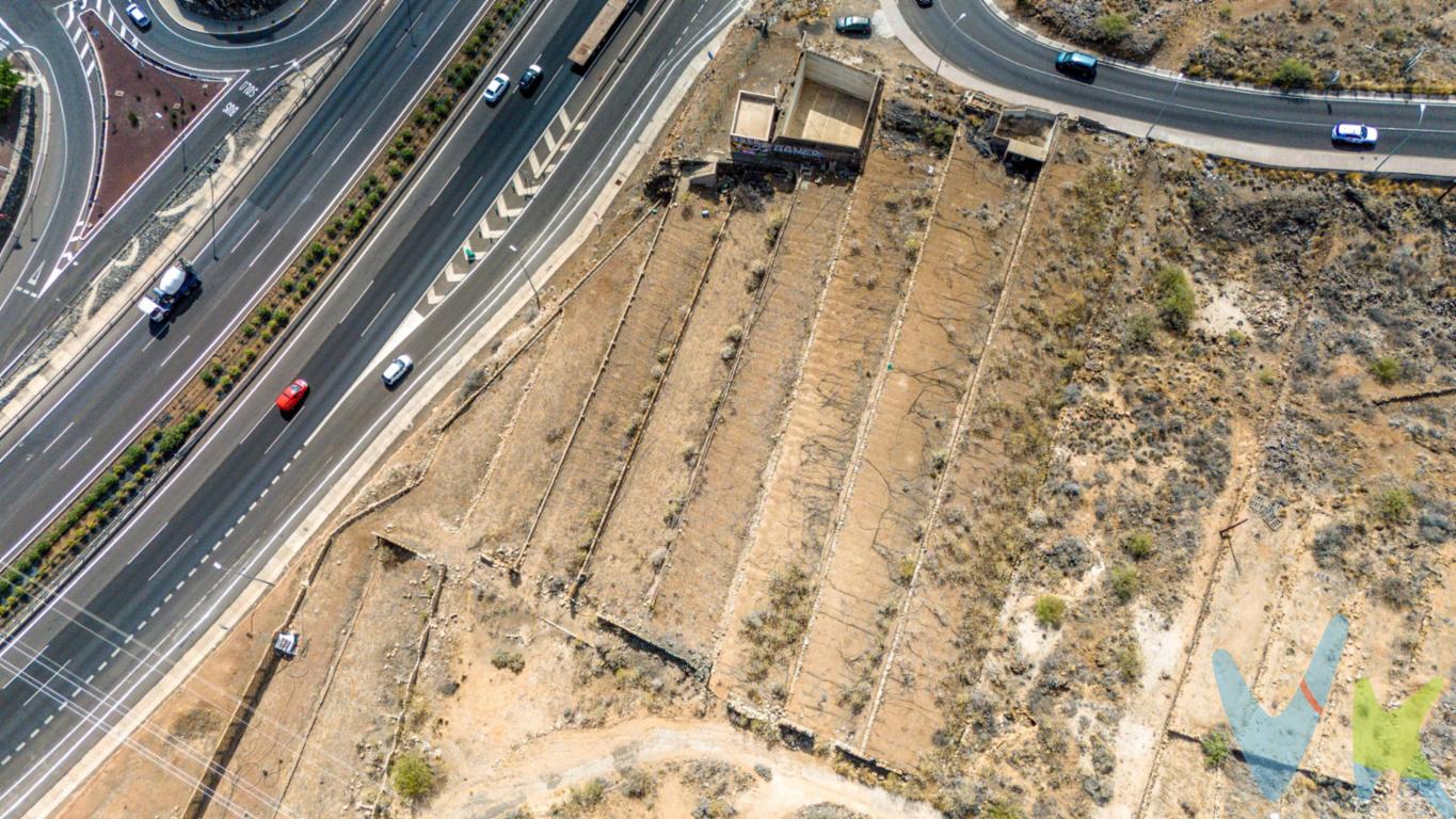 ¡Excelente oportunidad para inversores y constructores! Presentamos un magnífico terreno urbano de 3.578 m² ubicado en la entrada del encantador municipio de Candelaria, un lugar que combina la tranquilidad del entorno con gran potencial de desarrollo. Este exclusivo terreno cuenta con una ubicación privilegiada, ofreciendo impresionantes vistas panorámicas al mar y a la montaña, que resaltan su belleza natural y hacen de él un sitio ideal para la construcción de viviendas, complejos residenciales.  Su estratégica posición en la entrada de Candelaria garantiza gran visibilidad y acceso, facilitando la conectividad con las principales vías y servicios de la zona. La superficie del terreno se presenta como una excelente oportunidad para constructores y promotoras que deseen crear un proyecto único, aprovechando el entorno privilegiado y la demanda en crecimiento de la zona. No pierda la oportunidad de convertir este espacio en un referente de calidad y belleza en una de las áreas con mayor proyección del municipio. ¡Véalo y descubra todo el potencial que este terreno tiene para ofrecer! Datos meramente informativos. Impuestos y gastos de transmisión no incluidos en el precio de venta.