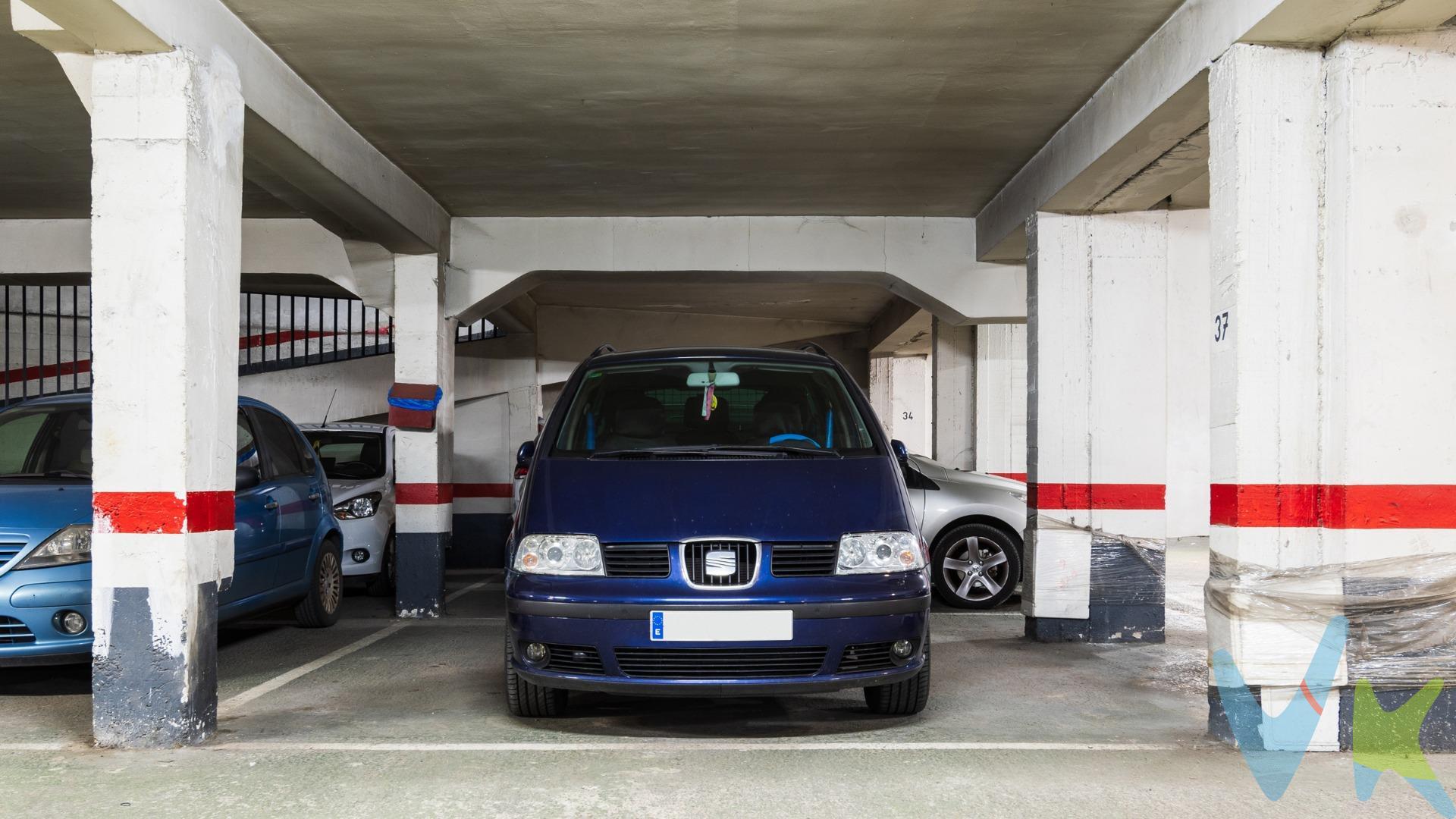 Gran plaza de garaje en las Fuentes de 26 m2 útiles aprox., para dos coches medianos, furgoneta o un coche grande y moto. En la calle San Adrián de Sasabe , se vende esta amplia plaza de aparcamiento de 26 m2 (5,62x4,80). Plaza de garaje nº 37 de la planta -1. Gastos de comunidad 38€/mes. Mismo acceso peatonal y para vehículos. Llámanos y lo visitamos!. . 