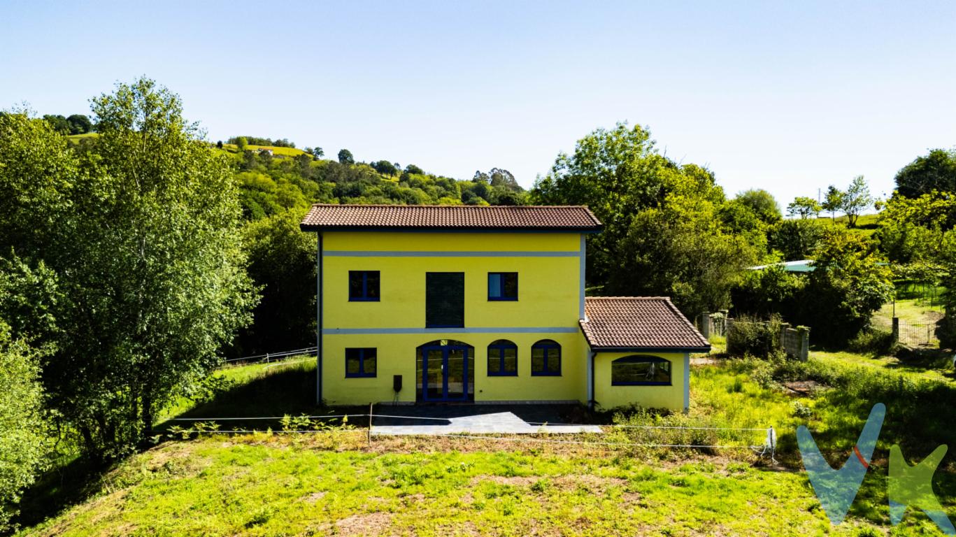 Singular vivienda de dos plantas de estilo provenzal situada en Tiroco de Arriba, en el concejo de Siero, en un entorno rural tranquilo y privilegiado. Ubicada a tan solo 20 minutos de Oviedo y Gijón, y entre La Pola y El Berrón, combina a la perfección la paz del campo con la cercanía a todos los servicios.Se trata de una casa muy especial, cuidadosamente decorada en estilo provenzal, que transmite calidez y personalidad. Construida en 2008 y nunca habitada, la vivienda se encuentra prácticamente a estrenar. Actualmente, solo requiere la instalación de algunos elementos como las puertas interiores, la barandilla de la escalera y el portón de acceso a la finca.Dispone de 5 habitaciones (dos de ellas diseñadas como estudios, ideales para teletrabajo o espacios creativos), 2 baños completos, amplio salón y cocina abierta al comedor. La vivienda está diseñada con orientación suroeste,  con grandes ventanales para maximizar la entrada de luz natural, prescinde de contraventanas para potenciar su luminosidad. El futuro propietario podrá optar por mantener este diseño abierto y lleno de luz o instalar contraventanas según sus preferencias.En el exterior, cuenta con un agradable porche de 27 m², cobertizo de obra de 54m2 y una amplia finca de 10.000 m², perfecta para disfrutar de la naturaleza, la privacidad y múltiples posibilidades.Una oportunidad única para quienes buscan un hogar con encanto, rodeado de tranquilidad y con excelente conexión a los principales núcleos urbanos.Se informa a los interesados que el precio de venta indicado no comprende los honorarios de la agencia inmobiliaria al comprador, el Impuesto de Transmisiones Patrimoniales (ITP) ni los gastos asociados a la compraventa (notaría, registro de la propiedad y otros) 