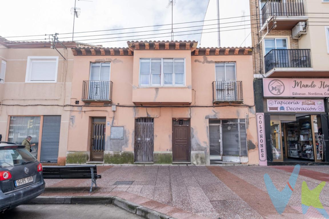 ¿Buscas tu próxima promoción con éxito garantizado?. Ubicada estratégicamente en la Avenida de Logroño, en plena arteria principal de Casetas, se encuentra esta propiedad con un potencial extraordinario. No es solo una casa de pueblo para rehabilitar; es el lienzo en blanco perfecto para un constructor con visión que quiera satisfacer la alta demanda de vivienda para familias jóvenes en la zona. Un proyecto diseñado para la rentabilidad. La parcela de 296 m² cuenta con una ventaja competitiva clave: doble acceso por Avenida de Logroño y Travesía de Valencia. Esto permite una distribución inteligente y funcional que maximiza cada metro cuadrado:. - Planta Sótano: Capacidad proyectada para 8 plazas de garaje con acceso cómodo por Travesía de Valencia. -  Planta Baja: Espacio ideal para un local comercial (visibilidad máxima en la avenida) y 8 trasteros, un valor añadido imprescindible hoy en día. - Viviendas con Luz y Vida: El proyecto permite edificar hasta 4 plantas (8 viviendas en total). Pisos diseñados con ventilación cruzada, terrazas a ambos lados y una distribución moderna de 2 dormitorios, baño, aseo y salón con cocina americana. Datos Técnicos para Profesionales:. Clasificación PGOU: Zona A1 3.2 (Vivienda Colectiva / Unifamiliar). Estado: Rehabilitación integral y refuerzo de estructura. Ubicación: Avenida principal, rodeada de servicios y con excelente conexión. Es el momento de transformar esta estructura en el hogar de 8 familias y en un negocio redondo para ti. Las infografías adjuntas muestran el potencial real de lo que puedes construir aquí. ****Precio y Gastos:. En el precio de venta publicado no se incluyen los impuestos legalmente establecidos ni gastos derivados de la compraventa y de la inscripción del inmueble (I.T.P., Notaría y Registro de la Propiedad),