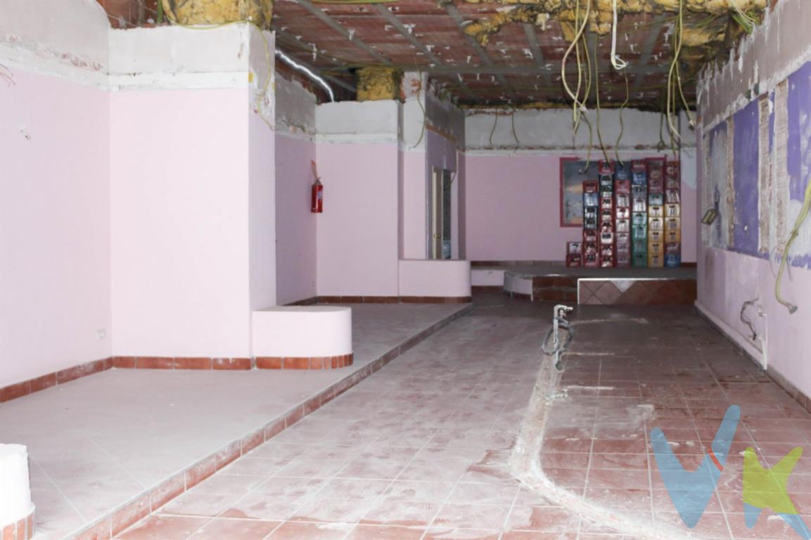 Local comercial en venta, en una de las avenidas principales de Puerto de Sagunto, escasos 300m2. de la Avda. Mediterraneo, zona con mucho transito tanto peatonal como de vehiculos, dispone de un aseo, el resto esta totalmente diafano, para emprender cualquier tipo de negocio.. . Un lugar magnífico para emprender con todas las comodidades.