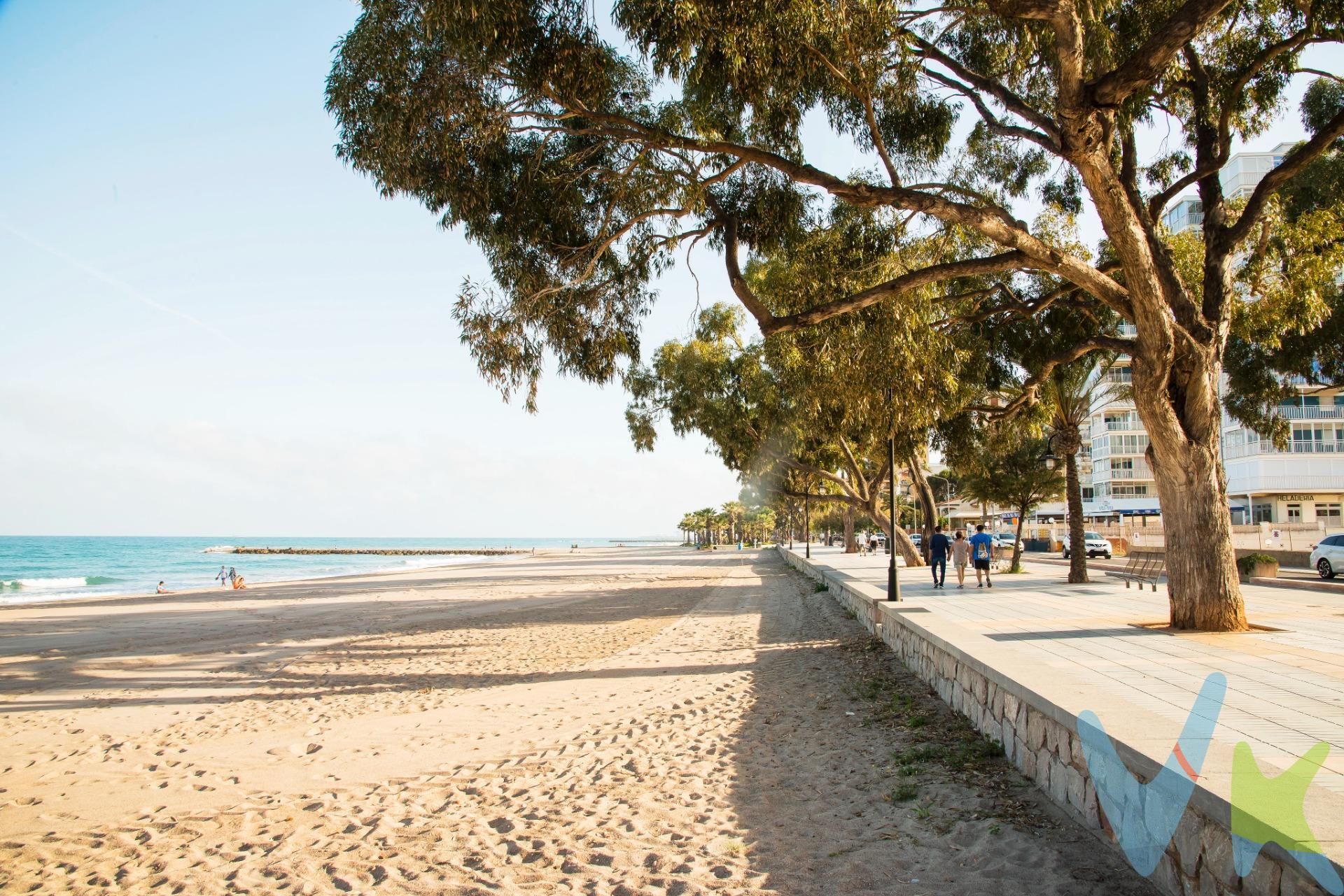 Descubre esta magnífica villa unifamiliar en Benicasim Golf, una de las zonas más exclusivas y tranquilas de Benicasim. Ubicada sobre una amplia parcela de 940 m², esta propiedad de 220 m² construidos ofrece el equilibrio perfecto entre privacidad, comodidad y funcionalidad para toda la familia. Distribuida en dos plantas, esta vivienda cuenta con:. ✅ 5 dormitorios (incluyendo un apartamento independiente). ✅ 2 baños completos y un aseo. ✅ Salón-comedor con cocina office de 62 m². ✅ Terraza amplia y soleada con acceso desde el salón y la cocina. ✅ Apartamento con entrada propia, ideal para invitados o alquiler vacacional. ✅ Garaje cerrado para un coche + espacio exterior para varios vehículos. ✅ Zona ajardinada con espacio para instalar piscina. ✅ Trastero, aire acondicionado en comedor superior, armarios empotrados y chimenea. Ubicada en una zona residencial muy demandada, ideal tanto como residencia habitual como para escapadas vacacionales. Además, cuenta con fácil acceso a servicios, playas, colegios y el centro urbano. 🌿 ¿Buscas espacio, tranquilidad y buena ubicación en Benicasim? Esta es tu oportunidad. 📍 A solo minutos de la playa y con excelente conexión con Castellón y Valencia. Este inmueble es en exclusiva, con lo que le facilitamos cualquier información sobre la vivienda. Por este motivo, solicitamos no molesten al propietario, ocupantes de la propiedad, vecinos o conserje de la comunidad. En todos los casos los precios expuestos son más impuestos y gastos derivados de la transmisión del inmueble. 