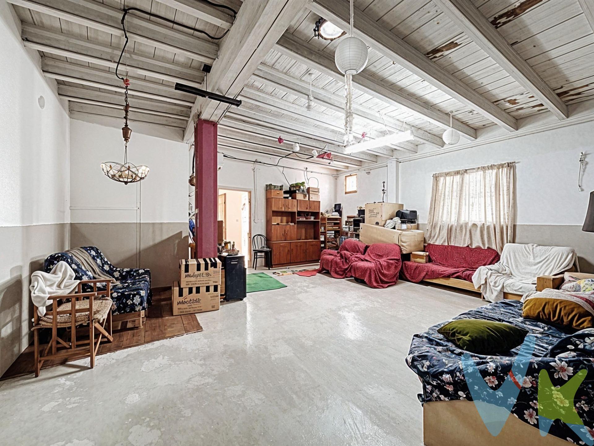 Vivienda con alma de granja y alma de proyecto. 📍 Barxeta – Parcela industrial con vivienda vinculada. ¿Buscas un espacio con historia, amplitud y posibilidades infinitas? Esta antigua granja construida en 1975 puede ser justo lo que necesitas si tu sueño es vivir y trabajar en un mismo lugar. Se trata de una propiedad singular, ubicada en suelo de tipología industrial en el sector El Racó de Barxeta, con 1.136 m² de parcela y una superficie construida de 398 m², repartida en dos edificaciones. 🔸 La vivienda principal, se sitúa en la parte frontal de la parcela y ha sido acondicionada con:. ●	Salón-comedor con chimenea. ●	Cocina abierta al salón. ●	1 baño completo. ●	1 dormitorio doble. 🔸 El resto del edificio principal, está actualmente destinado a espacios de almacén y zona de trabajo. 🔸 En la parte trasera, se encuentra otra construcción independiente habilitada como nave o almacén, ideal para desarrollar o ampliar cualquier actividad industrial o artesanal. 🌱 ¿Para quién es esta propiedad?. Para visionarios, autónomos o familias que buscan unir hogar y negocio en un entorno tranquilo pero funcional. Ideal para talleres, carpinterías, actividades agroindustriales, almacenes con atención al público o pequeños productores locales. 📞 Contacta con nosotros para concertar una visita y descubrir todo lo que esta finca puede ofrecerte. ¡Las oportunidades únicas no se encuentran todos los días!. La descripción del presente inmueble e imágenes tienen mero carácter informativo y en ningún caso carácter contractual, pudiendo ser modificados por la inmobiliaria comercializadora sin que ello implique responsabilidad alguna frente a terceros. En el precio de venta a público, esta propiedad NO incluye los gastos de adquisición (Notario, registro, gestión, honorarios, etc…). 