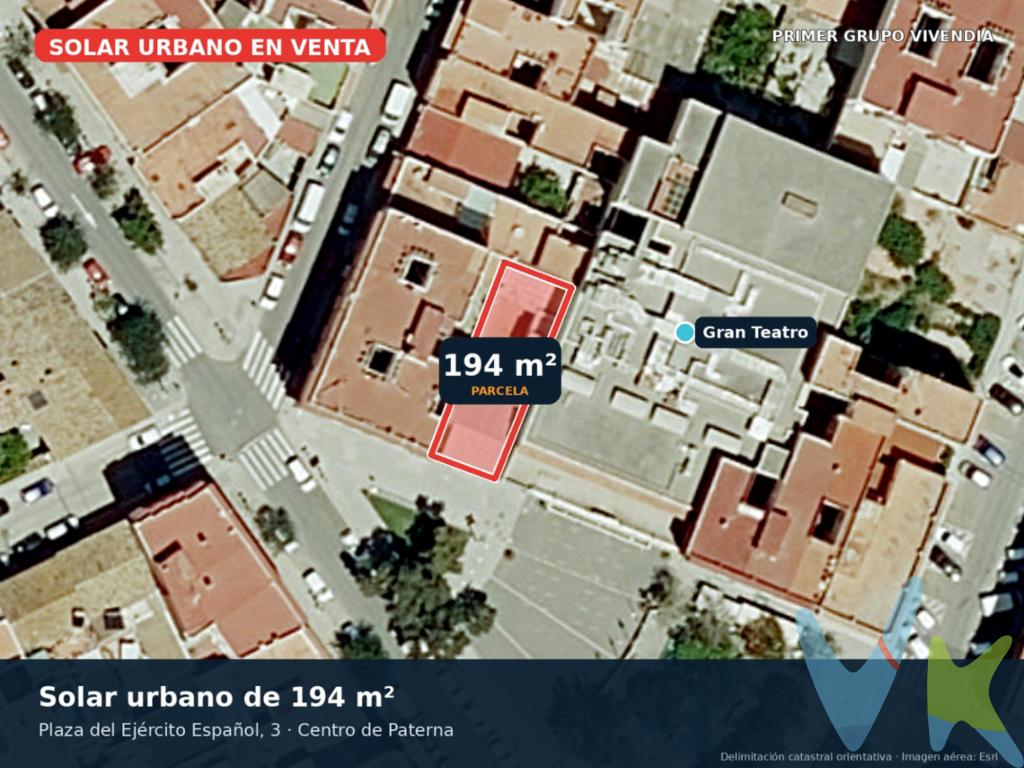 PRIMER GRUPO VIVENDIA presenta en exclusiva este solar urbano de 194 m² situado en pleno centro de Paterna, junto al Gran Teatre Antonio Ferrandis.La parcela se encuentra en la Plaza del Ejército Español, en una ubicación céntrica y consolidada, ideal para inversores, promotores o particulares que busquen desarrollar un proyecto inmobiliario en una de las zonas con mayor actividad y servicios de Paterna.Según la información catastral disponible, el inmueble dispone de una superficie gráfica de 194 m², está clasificado como suelo urbano y figura actualmente como suelo sin edificación. El solar cuenta con acceso mediante vía urbana, acerado y alumbrado público, además de disponibilidad de suministros en el entorno.Su ubicación es uno de sus principales atractivos: se encuentra inmediatamente junto al Gran Teatre Antonio Ferrandis y muy próximo al Ayuntamiento de Paterna, comercios, supermercados, restauración, centros educativos y todo tipo de servicios.La estación de Metrovalencia de Campamento se encuentra a pocos minutos andando, ofreciendo una cómoda conexión con Valencia y el resto del área metropolitana.Una excelente oportunidad para desarrollar un proyecto inmobiliario en pleno núcleo urbano de Paterna.Las condiciones concretas de edificabilidad, usos permitidos, alturas y aprovechamiento urbanístico deberán ser verificadas por el comprador mediante consulta o informe urbanístico del Ayuntamiento de Paterna.El precio anunciado no incluye impuestos, gastos de notaría, registro ni otros gastos derivados de la compraventa.