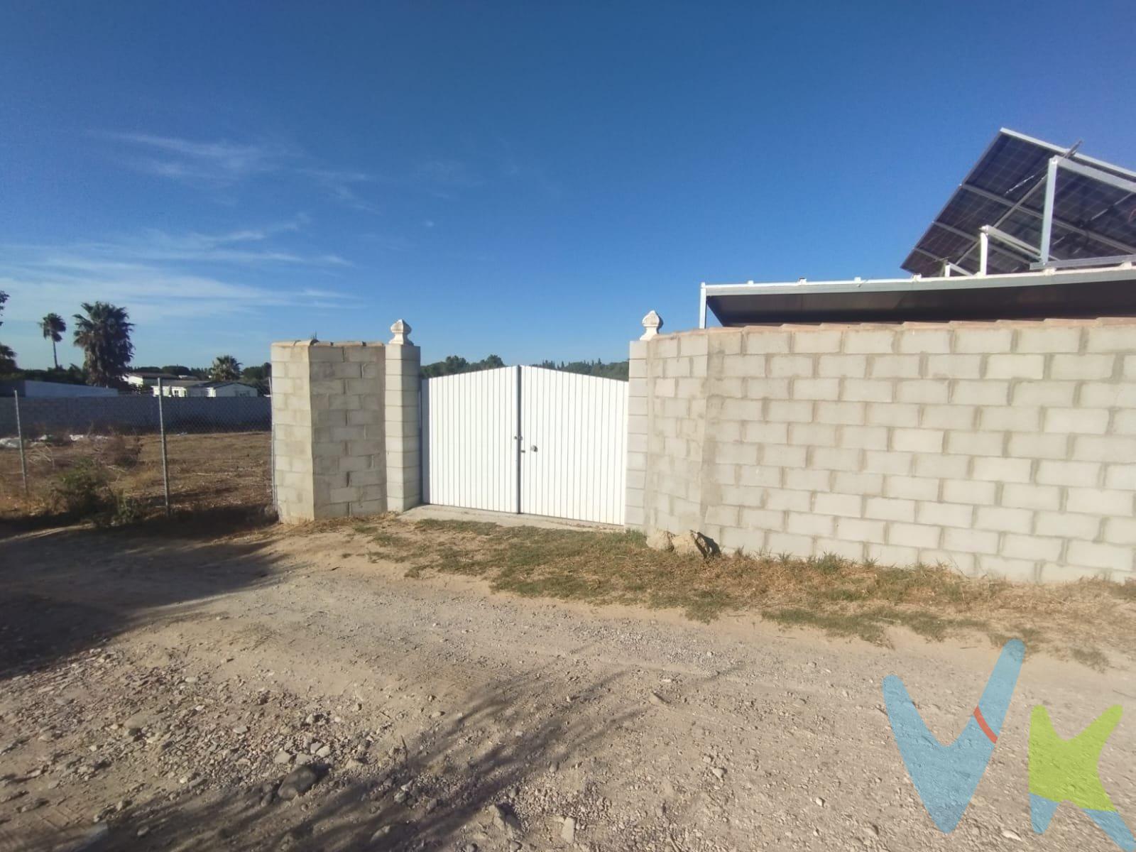 Te presentamos una excelente oportunidad de adquirir una encantadora parcela rústica de 500 metros cuadrados en la apacible zona de Venta la Raya. Esta propiedad cuenta con escrituras y con múltiples ventajas que la hacen ideal para disfrutar de un retiro en la naturaleza. Dispone de placas solares instaladas y agua de pozo con motor incluido. Incluye un contenedor adaptado como vivienda, tipo loft, que incluye salón- cocina con electrodomésticos, baño y dormitorio, perfecto para pasar los fines de semana o vivir de forma permanente en un entorno rural. La parcela se encuentra en una ubicación tranquila, rodeada de naturaleza, lo que la hace perfecta para quienes buscan un estilo de vida más relajado, lejos del bullicio de la ciudad. Además, la posibilidad de personalizar el espacio y ampliar las instalaciones según tus necesidades la convierte en una inversión atractiva. No te pierdas la oportunidad de visitar esta magnífica parcela y explorar todo su potencial. ¡Contáctanos para más información y agenda tu visita hoy mismo!