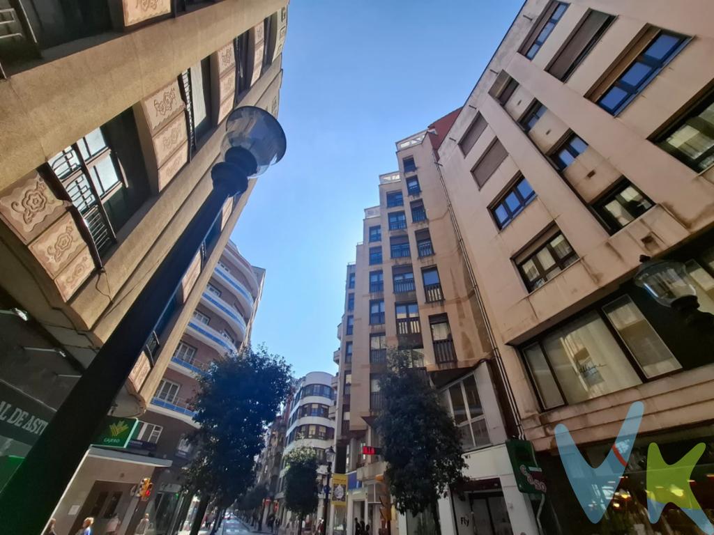 El inicio del proceso de comercialización de una propiedad es algo que nos gusta mucho, la primera toma de contacto, las visitas iniciales, las reuniones con los dueños, las propuestas de reforma, las sesiones fotográficas....Este piso es un ejemplo de todo esto, por sus metros, porque tiene altura, porque es luminoso, porque su ubicación es perfecta, justo entre la Playa de San Lorenzo, la Plaza del Parchís y la Plaza de San Miguel, no se puede pedir más!!! Se trata de una vivienda ubicada en una quinta planta, con 103 metros útiles para los que hemos imaginado varias propuestas en función de las necesidades de los clientes. Una distribución más clásica con 3 dormitorios, un salón comedor, una cocina independiente y 2 baños. Pero para los que os gusta algo más innovador, hemos desarrollado una propuesta más atrevida, con huecos más diáfanos, diferenciando una zona central con un salón con una cocina abierta donde disfrutar de comidas o cenas con amigos, una zona de descanso y una zona de trabajo.Sea cual sea tu idea de vida, estamos seguros que os gustará, ¿lo vemos?.En el precio del inmueble no se incluyen los gastos de Notaría, Registro e Impuestos asociados a la operación.  