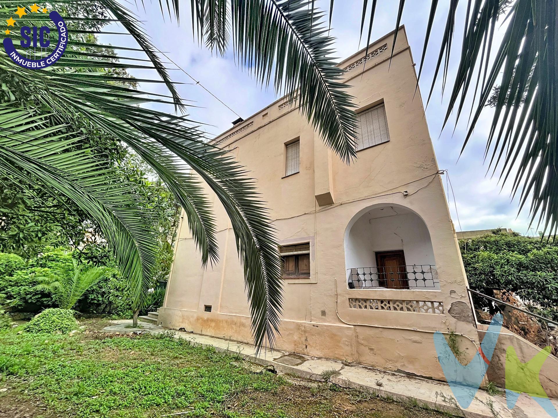 Ponemos a su disposición esta Oportunidad Exclusiva para Promotores y Constructores Estratégicos. Este no es solo un terreno; es un antiguo palacete en el corazón de Alberic que ofrece un abanico de posibilidades para el desarrollo inmobiliario. Este activo es la respuest directa a la escasez de obra nueva en el municipio y la oportunidad para un nuevo desarrollo que garantizará un proyecto de calidad que encontrará una demanda real y rápida rotación. Alberic es vecino de localidades mayores como Alzira o Xàtiva, que actúan como polos de empleo. Además, cuenta con estación de Metro, conectando con Valencia capital (aprox. 1 hora). Esta conexión, junto con precios de vivienda más bajos que en el área metropolitana, atrae a compradores que buscan mayor espacio a cambio de desplazamientos asumibles. Este solar tiene un alto potencial urbanístico, apto para un. edificio residencial de volumen considerable acorde a las normas locales. Edificabilidad Desglosada: Alto Potencial de Venta. La superficie total edificable es de 3.011 m2 sobre rasante, distribuida para maximizar el área vendible y optimizar el retorno de la inversión:. Planta Baja (Uso Comercial / Zonas Comunes): 852 m2 (100% Ocupación). Ofrece espacio para locales estratégicos o servicios comunitarios. Plantas Tipo (1a a 4a): 2.808 m2 (Viviendas). El grueso del desarrollo residencial. Ático Retranqueado: 351 m2 (Viviendas Premium). Ideal para crear unidades de alto valor añadido. MODELO DE PRODUCTO COMERCIALIZABLE: RESIDENCIAL GLORIETA. Para optimizar la rentabilidad y la velocidad de venta, proponemos un proyecto de 22 viviendas con una alta relación calidad-precio y las características más demandadas por el mercado local y de la comarca. Este enfoque garantiza un producto competitivo y de. rápida absorción. En conclusión, Av. Glorieta 19 en Alberic es una joya oculta: con el proyecto adecuado, puede transformarse en un referente residencial local, generando beneficios sólidos para el promotor y dotando al municipio de viviendas de calidad que satisfagan las necesidades actuales. . Remax está preparado para encargarse de la comercialización exclusiva y hacer realidad este proyecto, respaldado por el presente estudio. ¡Quedamos a su disposición para cualquier aclaración y próximos pasos!