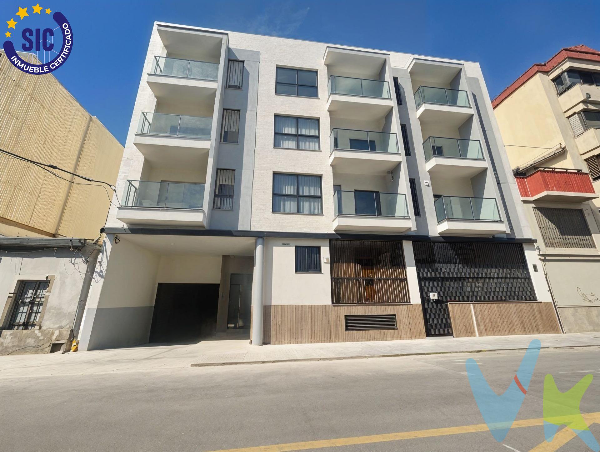 Descubre este espectacular piso a estrenar de 114 m² construidos, pensado para enamorar desde el primer momento. Garaje opcional por tan solo 20.000€. Ubicado en pleno centro de Paterna, combina a la perfección amplitud, modernidad y calidades premium. La vivienda ofrece 3 amplias habitaciones y 2 baños completos, con una distribución inteligente que aprovecha cada rincón. El verdadero protagonista es su luminoso salón-comedor, bañado por luz natural gracias a sus grandes ventanales, con salida directa a una fantástica terraza donde disfrutar del aire libre sin salir de casa. Además, cuenta con un encantador patio interior acristalado, que aporta un extra de luz y un toque único tanto al salón como al pasillo, creando una sensación de espacio y bienestar inigualable. La cocina, equipada con placa vitrocerámica, horno y campana extractora, incluye una práctica galería independiente, perfecta para el día a día. En cuanto a calidades, este piso marca la diferencia:. Suelos porcelánicos imitación madera. Ventanales de PVC Climalit en elegante color negro. Armarios empotrados en todas las habitaciones y en el recibidor. Pensado para tu confort en cualquier época del año:. Sistema de climatización frío/calor por bomba. Agua caliente mediante aerotermia. Calificación energética B, que garantiza eficiencia, ahorro y sostenibilidad. Incluye una amplia plaza de garaje en sótano -1, con rampa de acceso de poca pendiente, lo que facilita la entrada y salida, y con espacio cómodo para maniobrar y aparcar sin complicaciones. Una vivienda moderna, eficiente y lista para entrar a vivir, perfecta tanto para familias como para quienes buscan calidad de vida en una ubicación privilegiada. No dejes pasar esta oportunidad. Tu nuevo hogar te está esperando. VENTA:. PVP 305.000€.  Gastos e impuestos no incluidos en el precio. La compra conlleva impuestos y gastos de formalización para el comprador. A título orientativo se informa que en segundas transmisiones el ITP con carácter general en Valencia es del 10%, pudiendo existir otros tipos impositivos atendiendo a las circunstancias  personales del comprador u otras circunstancias previstas legalmente. Base imponible del impuesto el mayor valor entre el precio de compraventa, la tasación o el valor de referencia catastral. En cuanto a los gastos de notaría y registro, en su caso,  suelen oscilar aprox; entre 1,5% y 2,5% (aranceles variables según precio, n.º de copias y complejidad). El comprador elige notario. Si el comprador precisase de hipoteca: tasación, condiciones y costes bancarios serán según entidad elegida por el comprador, así como los gastos de gestoría, y cualesquiera otros gastos inherentes a la formalización de la compraventa que legalmente correspondan a la parte compradora, salvo pacto expreso en contrario con el vendedor. El consumidor tiene, conforme a la normativa vigente, a su disposición información y documentación adicional relativa al inmueble y condiciones de la compraventa, que podrá ser consultada en C/Joaquín Costa 4, bajo 46005 Valencia o urbe2@remax.es. Honorarios de mediación inmobiliaria a cargo del  COMPRADOR: (3% del precio final de venta más IVA (21%), salvo otro pacto.); y de VENDEDOR (según acuerdo con el mismo). Se informa al consumidor que la agencia actúa como intermediaria inmobiliaria en la operación, estando cualquier eventual compraventa y sus condiciones sujeta a la aceptación expresa del propietario-vendedor y a la posterior formalización del correspondiente contrato.