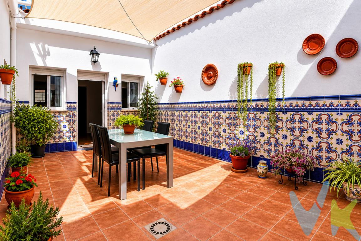 Haz las maletas y ven a visitar esta casa reformada del año 2023 en el casco antiguo de Rafelbunyol, zona El Plà, barrio tradicional de casas de pueblo principalmente y en obras de mejora de las calles para aumentar la accesibilidad e infraestructuras. La casa se distribuye en dos plantas, conectada por escaleras, más terraza en la zona alta con vistas despejadas del pueblo de Rafelbunyol. En planta baja encontrarás salón comedor, habitación principal con vestidor espacioso con baño en suite, además de cocina con acceso a un corral tradicional con paredes de piedra vista. Más de 60 m² de encanto rústico para disfrutar las noches de verano, o alrededor de una paella los domingos o como desahogo familiar e incluso con espacio para tener plantas, mascotas y lavadero-tendedero. La primera planta, de más de 50m2 esta  para condicionar según necesidades, se distribuye en 3 habitaciones, dos de la cuales con balcón a la calle y otra preparada para convertirla en baño, además de una sala abierta, antesala a una terraza, orientada al sur, aportando luz y sol y  creando un ambiente inspirador, ideal para teletrabajar, pintar o leyendo un buen libro. Un lujo de casa para disfrutarla en familia y con espacio para vivirla, sin problema de espacio. La vivienda fue reformada hace 3 años, incluyendo tuberías, desagües, instalaciones y techos pero manteniendo la esencia rústica de casas típicas de la zona. Vivirás en una zona tranquila, donde todavía se disfruta de la cercanía entre vecinos, a tres minutos andando del Ayuntamiento, rodeado de todos los servicios, tiendas, y supermercados necesarios para hacerte la vida más fácil. A solo 5 minutos del metro andando, L3, dirección Valencia a 30 minutos, también dispone de metrobús (110B ) conectado con El Puig y Puçol, aportando mucha comodidad con los municipios de alrededor. También disfrutarás de numerosas zonas ajardinadas, colegios, buena conexión con la V-21 y AP-7 y la playa a 5km. ¿Quieres más información?. Ven y descubre todo lo que significa vivir en Rafelbunyol, municipio  L´Horta Nord.¿Quieres enterarte en primicia de nuestros inmuebles en alquiler y venta? En VIVEKU.ES los publicamos con unos días de antelación.Contamos con 30 años de experiencia acreditada y nuestro objetivo es garantizarle un servicio de compra humano, ético, de calidad, fácil y seguro. Nuestro equipo lo integran agentes con la titulación AIR (Agente Inmobiliario Registrado) y Agentes Certificadores de la categoría Premium en certificación de inmuebles y debidamente registrados en el Registro de Agentes de Intermediación de la CV (RAICV 0743). Consulte en nuestras reseñas de Google lo que opinan los clientes que ya han trabajado con nosotros.