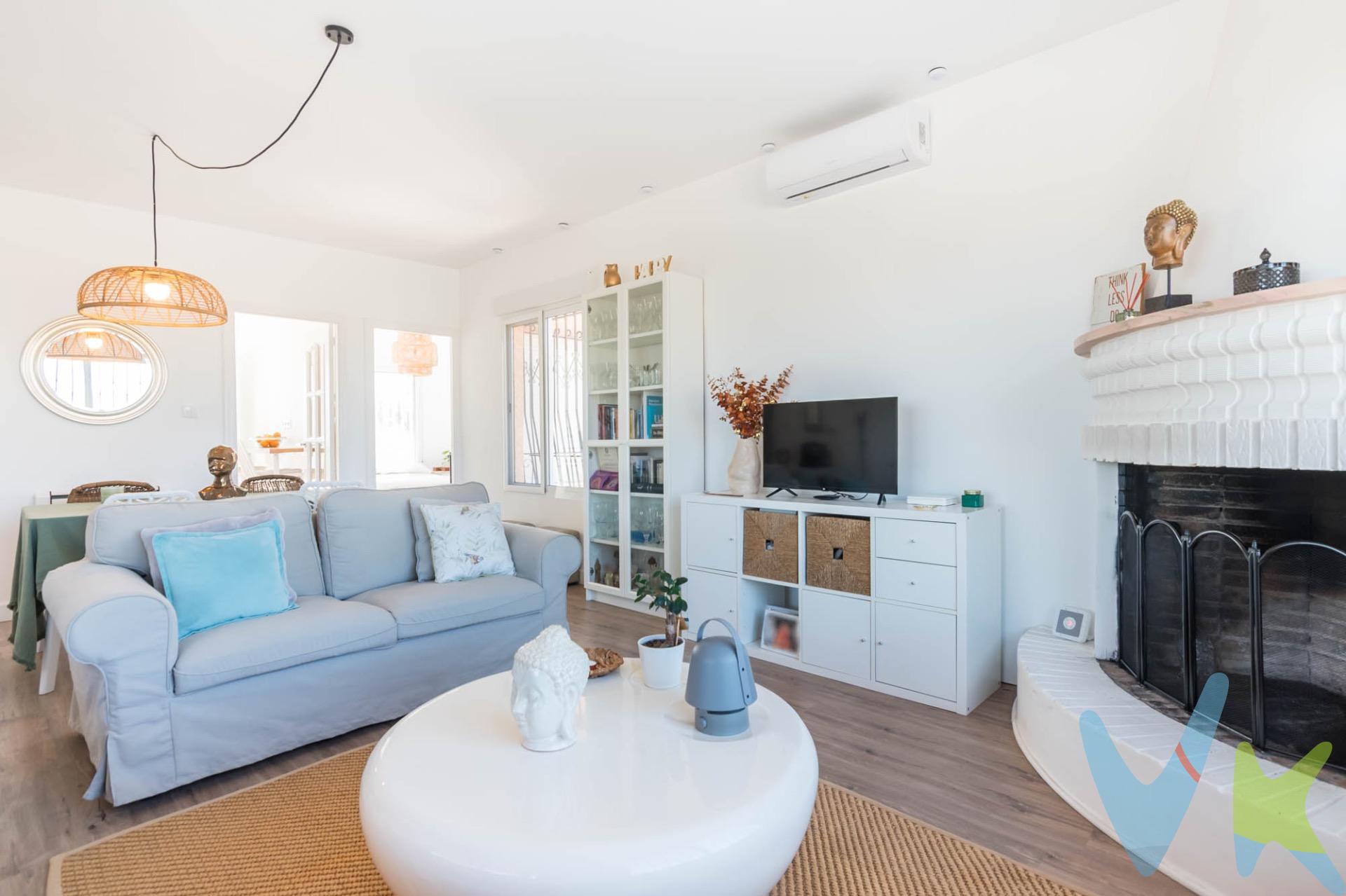 Crea el hogar que siempre has soñado en un rincón tranquilo de Los Periquitos, donde el silencio del campo se mezcla con el canto de los pájaros, en esta finca rústica de 1.300 m², un pequeño paraíso listo para disfrutar, con todas sus edificaciones registradas. La vivienda principal, de 70 m², te recibe con un acogedor salón con chimenea, dos dormitorios, cocina y baño. Desde la cocina, accedes directamente a la piscina, escenario ideal para los días de sol y desconexión. Además, incluye una segunda vivienda de 23 m², totalmente reformada, con salón-cocina, dormitorio y baño, perfecta para invitados, familia o uso turístico. Completa la propiedad un almacén de 20 m², una amplia zona de barbacoa y unas vistas espectaculares que invitan a disfrutar de cada atardecer. Un entorno natural, privacidad absoluta y la tranquilidad de saber que todas las construcciones están legalmente registradas. Si sueñas con vivir rodeado de naturaleza sin renunciar a la comodidad y la seguridad legal, esta finca lo tiene todo para ti. Por mandato expreso del propietario, este inmueble se comercializa en multiexclusiva, lo que garantiza un acceso completo a la información, un servicio profesional y una gestión ordenada, sin interferencias de terceros. Si eres agente inmobiliario y tienes un cliente interesado, estaremos encantados de colaborar. Contáctanos sin compromiso. 🤝 Una compra tranquila y bien acompañada. Al contactar directamente con nosotros, evitarás molestias innecesarias a la propiedad. Nos encargamos de toda la intermediación, facilitándote la documentación, la información necesaria y un trato cercano, claro y sin complicaciones. Te informaremos con total transparencia de todos los aspectos de la compra, incluidos gastos y honorarios de agencia para que tomes decisiones con calma y seguridad. Nuestra forma de trabajar se basa en algo muy sencillo:. A continuación, te informamos de los gastos de compra no incluidos en el precio, para garantizar un proceso claro y tranquilo:. PVP: 275.000€. No incluye gastos, impuestos y demás gastos legalmente correspondan al comprador: ITP del 7,75% con carácter general; existen excepciones según normativa aplicable (1). Base imponible el mayor valor entre el precio de venta o el valor referencia catastral. Gastos Notaría y Registro: 1.900€ aprox. según complejidad y aranceles vigentes (2). Financiación: gastos de hipoteca, tasación y gatos bancarios a cargo del comprador, según su necesidad y elección. Servicio doble de intermediación: Honorarios inmobiliaria a cargo del comprador: 3% precio final, más IVA (21%), salvo acuerdo contrario tras negociación, no incluidos en PVP. Operación y condiciones de compraventa sujeta a aceptación expresa del vendedor. Para acceder a información y documentación legalmente exigible por el consumidor: https://www.inmotasa.es/consumidor/. (1) Para una información exhaustiva sobre el funcionamiento, tipos impositivos y bonificaciones del ITP en la Región de Murcia, puedes consultar el portal oficial de la Agencia Tributaria Autonómica en el siguiente enlace: agenciatributaria.carm.es/ITPAJD. (2) Tarifas notariales y registrales reguladas en Anexo I Del Real Decreto 1426/1989 y, Anexo I Del Real Decreto 1427/1989, respectivamente.