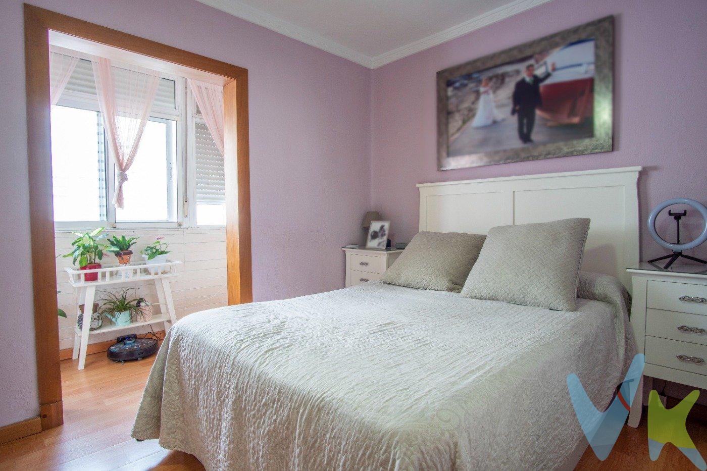 Nos encanta presentarte esta vivienda luminosa, acogedora y en excelente estado de conservación. Desde el primer momento, transmite una agradable sensación de confort, perfecta para quienes buscan un hogar donde sentirse a gusto desde el primer día. Se trata de un piso completamente exterior, con carpintería climalit y ventanas oscilobatientes que aíslan del ruido y regulan la temperatura, suelos de tarima flotante que aportan calidez, armario empotrado en el dormitorio principal y un baño renovado con moderna placa de ducha. Ubicada en una zona tranquila y bien comunicada, a medio camino entre la Ronda del Estero y la Calle Real, esta vivienda de unos 70 m² está muy bien distribuida: 3 habitaciones, salón, cocina, baño y una terraza cubierta a la que se accede desde el salón y el dormitorio. ¡Ideal para relajarse o disfrutar de un desayuno al sol!. Está situada en la segunda planta de un edificio sin ascensor, pero con pocos vecinos y un ambiente cuidado y agradable. Es de esos lugares donde es fácil imaginarse viviendo, decorando a tu gusto y construyendo momentos. 📞 ¿Quieres más información o concertar una visita? Llámanos, estaremos encantados de ayudarte y acompañarte en cada paso del proceso. Informamos a nuestros clientes de que los gastos de notaría, registro, gestoría, impuestos y los honorarios de la agencia no están incluidos en el precio. A su vez, disponemos del documento informativo abreviado de la propiedad (según decreto 218/2005, del 11 de octubre) y de seguro de caución, para la protección del dinero entregado como señal para la reserva de una vivienda. Por mandato expreso del propietario, comercializamos este inmueble en exclusiva, lo que le garantiza el acceso a toda la información, a un servicio de calidad, un trato fácil, sencillo y sin interferencias de terceros. Por este motivo, se ruega no molestar al propietario, a los ocupantes de la propiedad o a los vecinos. Muchas gracias por su comprensión. . 