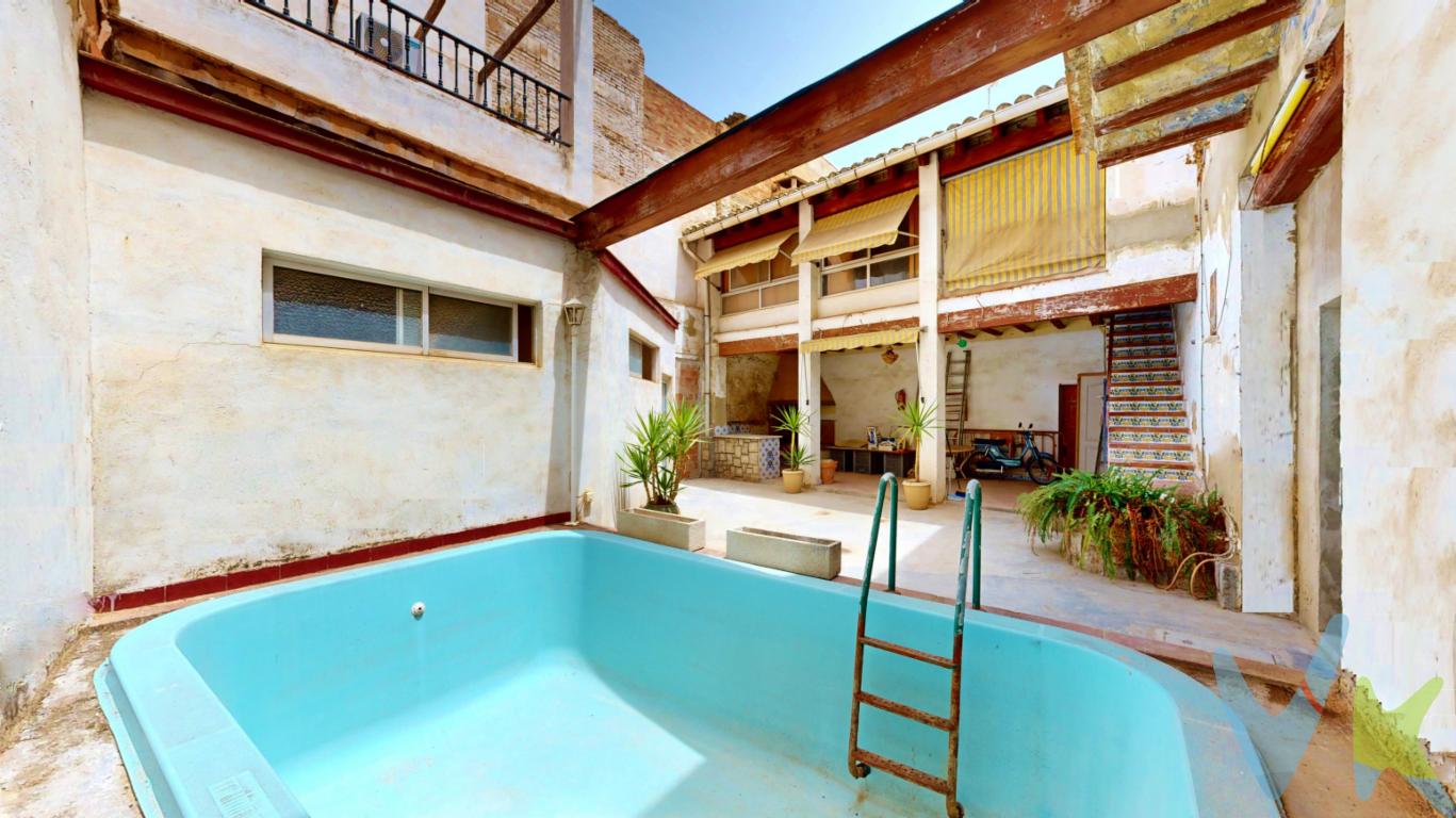 Casa de pueblo esquinera con PISCINA, GRAN PATIO Y GARAJE en el centro de Torrent, una joya de vivienda!!   Estamos felices por poder ofreceros esta vivienda porque os va a sorprender muy gratamente. Cuando buscas una casa de pueblo lo primero que quieres es que tenga patio, pues esta vivienda tiene un patio estilo andaluz espectacular, seguramente lo que siempre has soñado. Y... ¿qué se puede hacer en un patio como este?,  pues desde barbacoas con familiares y amigos, desayunar entre plantas, tomar el sol bañándote en tu piscina, celebraciones, ver a tus hijos crecer felices, que tus mascotas tengan libertad,..... ¿La segunda cosa importante que buscas es que tenga garaje?, pues esta vivienda tiene garaje con capacidad para 3 coches y más. ¿Otra cosa importante que buscas es que tenga una buena ubicación? Es obvio que cualquier detalle de la casa se puede modificar, actualizar o adaptar al gusto y necesidades de sus propietarios, pero la ubicación se caracteriza por su invariabilidad, esta vivienda esta ubicada en la calle Santa Teresa, es esquinera casi con la calle Ramón y Cajal, junto a La Ermita de Torrent, con todos los servicios a tu alcance, entre ellos un supermercado Consum a 50 metros o el colegio La Purísima, ayuntamiento y el centro neurálgico de Torrent con comercios e incluso parada de metro  La vivienda tiene 261m² y muchas posibilidades para que hagas de ella la vivienda que siempre has soñado, esta es tu oportunidad, aprovéchala y vive todo el año como si estuvieras de vacaciones.    Agencia Registrada con el nº00516 en el Registro Obligatorio de Agentes Inmobiliarios de la Comunidad Valenciana  Por mandato expreso del propietario, COMERCIALIZAMOS ESTE INMUEBLE EN EXCLUSIVA, lo que le garantiza el acceso a toda la información, a un servicio de calidad, un trato fácil, sencillo y sin interferencias de terceros. Por este motivo, se ruega NO MOLESTAR AL PROPIETARIO, a los ocupantes de la propiedad o a los vecinos. Muchas gracias por su comprensión.   La oferta está sujeta a cambios de precio o retirada del mercado sin previo aviso. Este anuncio en su conjunto, incluyendo textos, fotos, imágenes o cualquier otro contenido de este, no es vinculante dado que la información es ofrecida por terceros y puede contener errores. Se muestra a título informativo y no contractual.  El precio anunciado NO INCLUYE los impuestos, ni los gastos como, Notario, Registro de la Propiedad, ni los honorarios de la agencia inmobiliaria.  Esta propiedad se pone a la venta con toda la documentación comprobada y en regla, por lo que ofrecemos GARANTIAS a los compradores.  Si tienes que vender antes tu vivienda, llámanos y te asesoramos cómo hacerlo para además tener los mínimos gastos posibles y todas las garantías