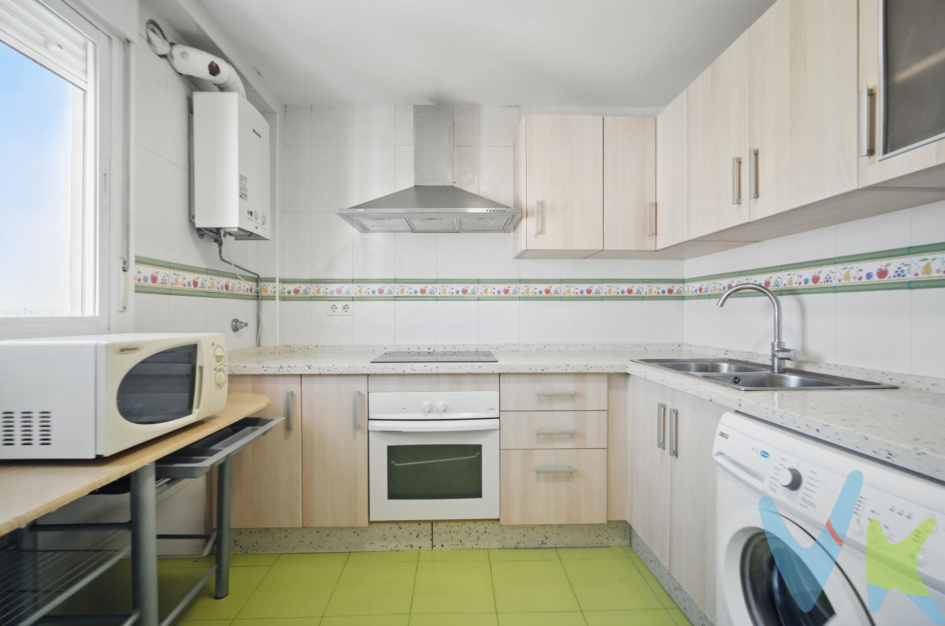 Presentamos este encantador piso ubicado en la zona de Fuente Amarga, Chiclana de la Frontera. Con una superficie total de 85 m², esta propiedad cuenta con tres amplias habitaciones y un baño completo, perfecta para familias que buscan comodidad y funcionalidad. El inmueble se ofrece totalmente amueblado y listo para entrar a vivir desde el primer día. Su cocina equipada es ideal para disfrutar del arte culinario en compañía familiar o con amigos. La carpintería interior está realizada en madera aportando calidez al ambiente; mientras que las ventanas exteriores son de aluminio garantizando aislamiento acústico y térmico. Con orientación sur, el piso goza de luminosidad durante todo el año gracias a su ubicación estratégica como esquina dentro del edificio. Entre los extras destacan sus muebles incluidos proporcionándole un toque acogedor inmediato además del acceso cercano a servicios esenciales: autobuses locales, centros médicos cercanos así como colegios e institutos reconocidos por su calidad educativa. Los alrededores también ofrecen parques ideales donde poder disfrutar momentos al aire libre junto a zonas infantiles diseñadas específicamente pensando en los más pequeños.Hay supermercados próximos ofreciendo gran facilidad ante cualquier necesidad cotidiana.Reserve ya una visita sin compromiso! Precio competitivo: €118990. . Comercializamos este inmueble en exclusiva, lo que le garantiza el acceso a toda la información y un servicio de calidad. En cumplimiento del Decreto de la Junta de Andalucía 218/2005 del 11 de Octubre, se informa al cliente que los gastos notariales, registrales, ITP y otros gastos inherentes a la compraventa no están incluidos en el precio. Igualmente disponemos del Documento Informativo Abreviado de la Propiedad (D.I.A) , y de un Seguro de Caución para garantizar las cantidades entregadas a nuestra Agencia en concepto de Reserva y/o Arras.