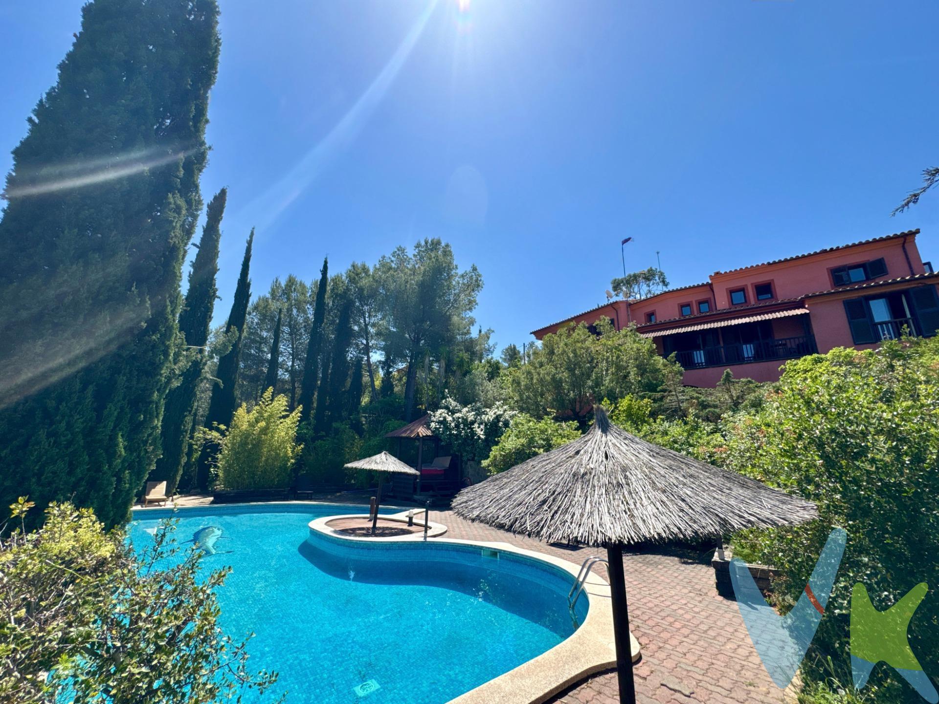 Presentamos esta espectacular propiedad situada en la tranquila y privilegiada zona de la Plana Novella, Olivella, ideal para quienes buscan privacidad, naturaleza y amplitud, sin renunciar a la comodidad. La vivienda cuenta con 350 m² construidos distribuidos en dos plantas, diseñadas para ofrecer funcionalidad y confort en cada espacio. En la planta principal, a pie de jardín, encontramos un amplio y luminoso salón con chimenea y salida directa a un acogedor porche, perfecto para disfrutar del entorno natural durante todo el año. La cocina, de generosas dimensiones, permite comer en ella cómodamente. En esta planta también se ubica una habitación con vestidor y baño completo, un aseo de cortesía y un garaje con espacio para un vehículo y zona de almacenamiento. La vivienda destaca por sus acabados de alta calidad, con suelos de madera tropical de jatoba y baños revestidos en madera de teca, aportando calidez y elegancia a toda la casa. En la planta inferior, encontramos la zona de descanso adicional, compuesta por tres habitaciones, una de ellas en suite, y un segundo baño completo tipo francés, distribuido en diferentes ambientes para mayor comodidad. Esta planta dispone además de una segunda cocina equipada y una exclusiva zona con jacuzzi y sauna. Como valor añadido, la propiedad incluye un loft independiente con acceso privado, ideal para invitados, alquiler o uso profesional. Este espacio cuenta con cocina equipada, baño completo, zona diáfana de salón-dormitorio y balcón. La finca se asienta sobre una impresionante parcela de 7.076 m², resultado de la unión de cinco parcelas, ofreciendo un entorno natural único con jardín consolidado, piscina privada y múltiples zonas chill-out. Su excelente orientación garantiza luz natural durante todo el día. . Entre sus equipamientos destacan la calefacción de gasoil y la instalación de placas solares, que aportan eficiencia energética, un horno de leña, un invernadero y espacios adicionales actualmente habilitados como zona chill-out, zona de herramientas y oficina de trabajo. . Una propiedad singular, perfecta como residencia habitual o segunda vivienda, en un entorno natural incomparable a pocos minutos de la costa. Posibilidad de construir en dos de las parcelas ( sujeto a normativa urbanística ). NOTA :. En los importe ofertado no están incluidos los impuestos ni las tasas que se aplican en la compraventa o alquiler ni ninguno de los gastos de formalización. Las fotografías, vídeos y demás documentación gráfica pueden no corresponder con la realidad, sí como los metrajes y superficies no tienen carácter contractual. Salvo que se indique específicamente, los muebles y el equipamiento que aparecen en los anuncios no están incluidos en el precio. Tampoco están incluidos en el precios los gastos e impuestos de formalización de la compraventa : IVA, ITP, Notario, Registro, etc. R.C: 4420711DF0742S0001UJ, CHB:06119023001, C.E: 9C1ZZPT9D. INFORMACIÓN ADICIONAL: En cumplimiento de las obligaciones de información previstas en la Ley 10/2025, de 28 de diciembre, de servicios de atención a la clientela y transparencia, así como en la normativa sectorial vigente, se hace constar que el precio indicado NO INCLUYE los gastos e impuestos inherentes a la adquisición, los cuales se desglosan a continuación:. • Impuesto sobre Transmisiones Patrimoniales (ITP): Se aplicará el tipo impositivo vigente en la Comunidad Autónoma de Cataluña (Valor del Inmueble hasta 600.000€ = 10% (15.000€) , de 600.001€ a 900.000€ = 11%, de 900.000€ a 1.500.000€ = 12%, más de 1.500.000€ = 13%), sin perjuicio de los tipos reducidos del 5%, y el 7%, aplicables según las circunstancias personales del comprador o las características del inmueble). El impuesto se devenga sobre el Valor de Referencia de Catastro o el precio de venta, aquel que resulte superior. 