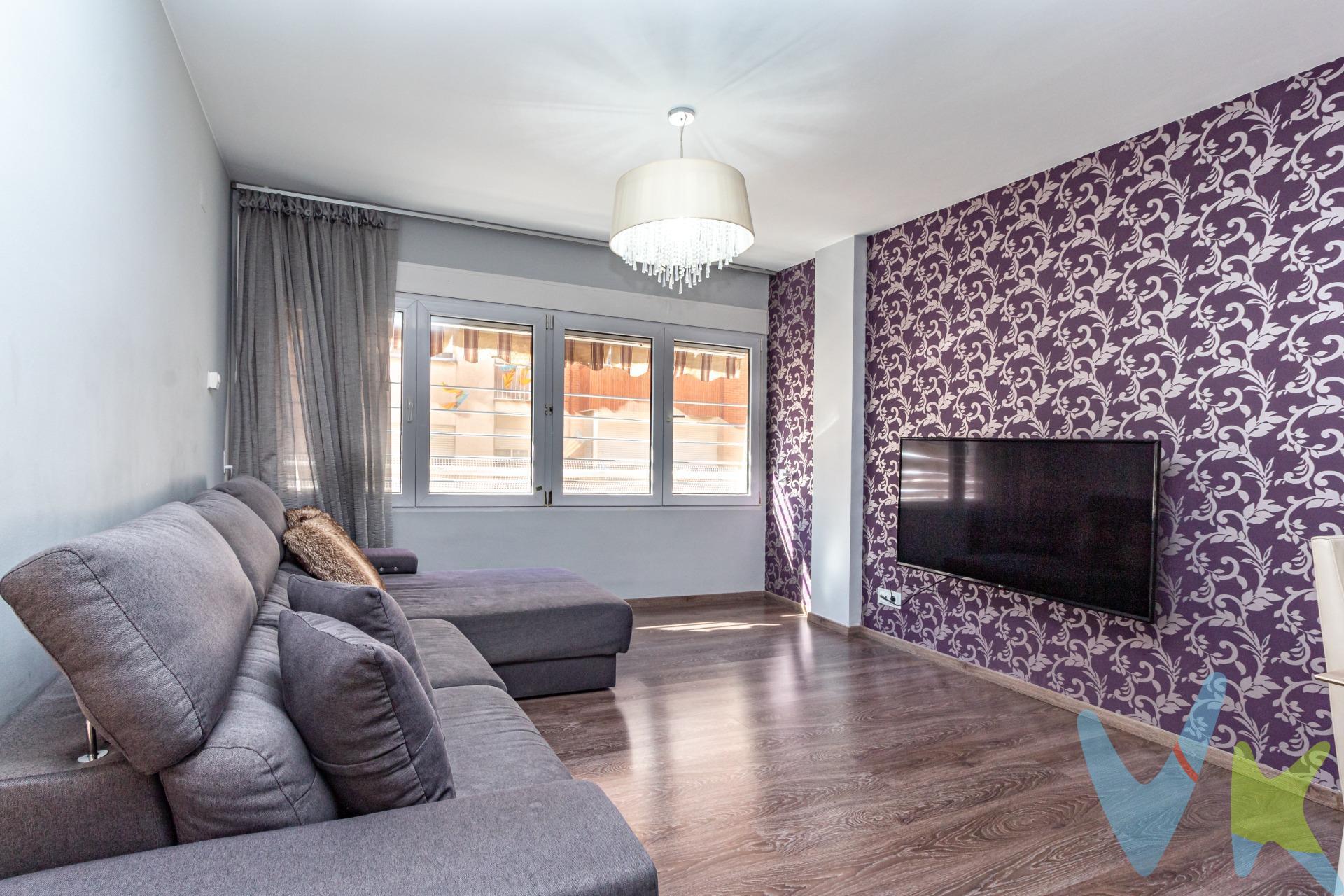 Descubre este elegante y amplio piso situado en la zona de la Biblioteca Pública de Benicarló, a tan sólo 200 metros de la Plaza Constitución, el centro neurálgico del municipio, y junto al paseo marítimo, que conecta con la playa, situada a 500 metros, donde encontramos el Parador Nacional, el puerto deportivo y su zona de ocio. Gracias a su ubicación, tendrás todos los servicios a un paso: comercios, supermercados, colegios y centro de salud, lo que hace la vida diaria mucho más cómoda y práctica. La vivienda cuenta con tres dormitorios dobles y dos baños completos, uno de ellos con bañera de hidromasaje incorporado al dormitorio en suite, que también dispone de un gran armario empotrado. Ambos baños presentan acabados modernos que combinan funcionalidad y estética. La cocina office es amplia y permite colocar una mesa para que las comidas del día a día sean cómodas y prácticas. El salón es luminoso y acogedor, un espacio perfecto para relajarse, estar en familia o recibir visitas. Entre sus características destacan los acabados de alta gama, el suelo radiante en toda la vivienda, aire acondicionado y un descalcificador que protege tus instalaciones y aumenta la durabilidad del hogar. Además, dispone de un práctico cuarto de lavandería y plaza de parking en la planta sótano del edificio. Benicarló es una población muy próxima a Vinaroz, capital de la comarca con todos los servicios como organismos oficiales y hospital, y a Peñíscola, población turística de referencia en la provincia. La vivienda se encuentra lista para entrar a vivir, amueblada, en perfecto estado de uso, ofreciendo una combinación perfecta de calidad, confort y localización privilegiada, para quienes buscan un hogar familiar completo cerca del mar, por lo que no necesitarás una segunda residencia: vivirás cómodamente y además disfrutando de la playa todo el año. (*) Cláusula de Transparencia y Desglose de Gastos. En cumplimiento de las obligaciones de información previstas en la Ley 10/2025, de 28 de diciembre, de servicios de atención a la clientela y transparencia, así como en la normativa sectorial vigente, se hace constar que el precio indicado no incluye los gastos e impuestos inherentes a la adquisición, los cuales se desglosan a continuación:. - Impuesto sobre Transmisiones Patrimoniales (ITP): Se aplicará el tipo impositivo vigente en la Comunidad Valenciana, generalmente el 10%, sin perjuicio de tipos reducidos aplicables según las circunstancias personales del comprador o las características del inmueble. El impuesto se devenga sobre el Valor de Referencia Catastral o el precio de venta, aquel que resulte superior. Para una información exhaustiva sobre el funcionamiento, tipos impositivos y bonificaciones del ITP, puede consultar el portal oficial de la Agencia Tributaria autonómica en el siguiente enlace: www.atv.gva.es/es/itpajd. - Gastos de Notaría: Los honorarios notariales se calcularán conforme al arancel oficial regulado en el Anexo I, del Real Decreto 1426/1989, de 17 de noviembre, por el que se aprueba el arancel Notarial. - Gastos de Registro: La inscripción en el Registro de la Propiedad se facturará según el arancel oficial establecido en el Anexo I, del Real Decreto 1427/1989, de 17 de noviembre, por el que se aprueba el arancel de los Registradores de la Propiedad. - Gastos de Gestión: Los honorarios por la tramitación administrativa, liquidación de impuestos e inscripción registral, en el supuesto de ser a cargo de la agencia inmobiliaria, ascienden a 302,50 € (IVA incluido). - Honorarios Agencia del Vendedor: incluidos en el precio publicado. - Honorarios Agencia del Comprador: Se informa que eventualmente podrían existir honorarios profesionales a cargo del adquirente, en aquellos casos en que se hubieran contratado previamente los servicios específicos del encargo de compra y en ningún caso estarán vinculados al precio.