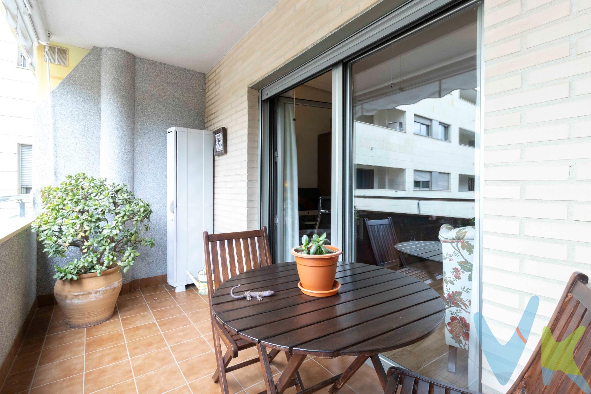 Exclusiva vivienda en una de las mejores zonas de Torrent – Frente al Centro Comercial Las Américas. Ubicada en una de las zonas más demandadas de Torrent, junto al Centro Comercial Las Américas, esta magnífica vivienda libre destaca por su excelente estado de conservación, su luminosidad y su estratégica orientación este-oeste, que permite disfrutar de luz natural durante todo el día. Situada en una planta alta, la propiedad ofrece vistas despejadas a la avenida principal de Torrent y cuenta con una amplia terraza, perfecta para relajarse o compartir momentos con familiares y amigos, convirtiéndose sin duda en uno de los espacios más especiales de la vivienda. La distribución interior es ideal para quienes valoran amplitud y funcionalidad. Dispone de tres dormitorios dobles, todos con ventanas al exterior, lo que garantiza ventilación y una agradable entrada de luz. El dormitorio principal cuenta con baño en suite, aportando un plus de confort y privacidad. La cocina, espaciosa y luminosa, permite incorporar una zona de comedor informal gracias a su amplitud, siendo perfecta para el día a día. Esta disposición permite reservar el salón-comedor para ocasiones especiales, manteniéndolo siempre ordenado y acogedor. Además, la vivienda incluye una estancia adicional, versátil y multifuncional, ideal como despacho, zona de trabajo, cuarto de plancha o espacio de almacenaje, según las necesidades del propietario. Entre sus calidades destacan las paredes lisas, aire acondicionado centralizado por conductos, de frio y calor, suelos de parquet, carpintería de calidad y una cuidada distribución que optimiza cada metro cuadrado del inmueble. La propiedad se completa con una plaza de garaje extralarga en el mismo edificio, con capacidad para dos vehículos en línea, lo que supone un importante valor añadido en esta zona. Una oportunidad única para quienes buscan una vivienda amplia, luminosa y bien ubicada en el corazón de Torrent. No deje pasar la ocasión de vivir en una de las mejores zonas de la ciudad. Por mandato expreso del propietario, comercializamos este inmueble EN EXCLUSIVA, lo que le garantiza un servicio de calidad, un trato fácil, sencillo y sin interferencias de terceros. Por este motivo, se ruega no molestar al propietario, a los ocupantes de la propiedad, a los vecinos. Muchas gracias por su comprensión. .  El precio NO incluye los gastos de notaría, ni impuestos, ni gastos de registro de la propiedad, ni gastos de gestoría, ni honorarios de la inmobiliaria, ni cualquier otro gasto que no este especificado.  .  Los datos e información contenida en este anuncio es meramente informativa, por lo que no tiene carácter contractual, pudiendo contener errores, reservándose la inmobiliaria a poder modificarla en cualquier momento. Para saber más sobre el mismo no dude en ponerse en contacto con nosotros.