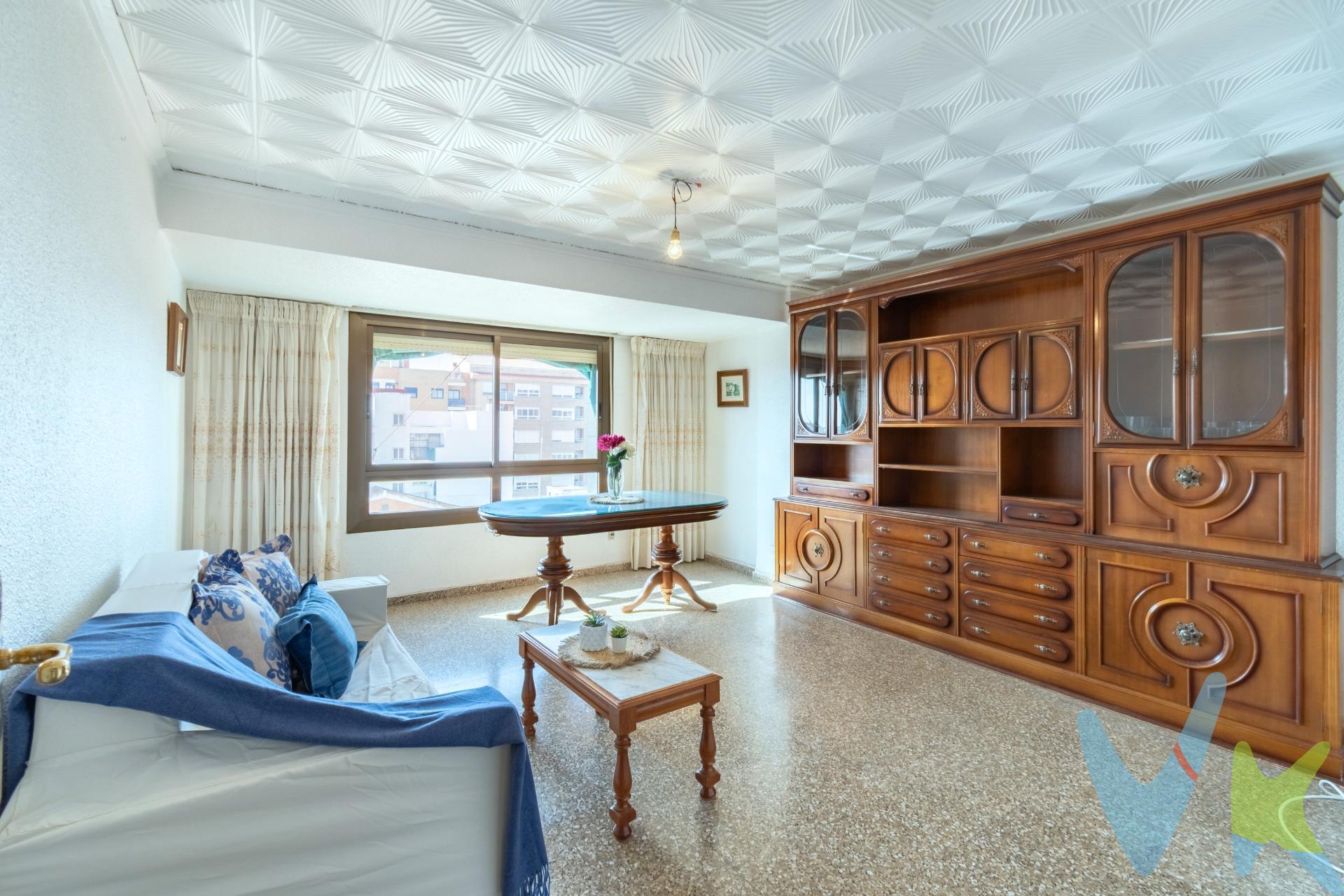 Se vende magnífico piso amplio y muy luminoso, ideal para familias o quienes buscan espacio y comodidad en una ubicación privilegiada. La vivienda destaca por sus generosas dimensiones y excelente distribución, ofreciendo estancias amplias que garantizan confort y funcionalidad en el día a día. Cuenta con cuatro dormitorios espaciosos, perfectos tanto para descanso como para adaptar uno de ellos como despacho o sala de estudio. Dispone de dos baños completos, diseñados para aportar practicidad y comodidad a toda la familia. El salón, amplio y lleno de luz natural, se convierte en el corazón del hogar, ideal para reuniones o momentos de relax. La cocina, de buen tamaño, ofrece múltiples posibilidades. Ubicado en una zona bien comunicada y con todos los servicios al alcance —colegios, comercios, transporte público y zonas verdes— este piso combina amplitud, luminosidad y una excelente situación. Una oportunidad perfecta para quienes buscan un hogar espacioso en una ubicación estratégica. ✨