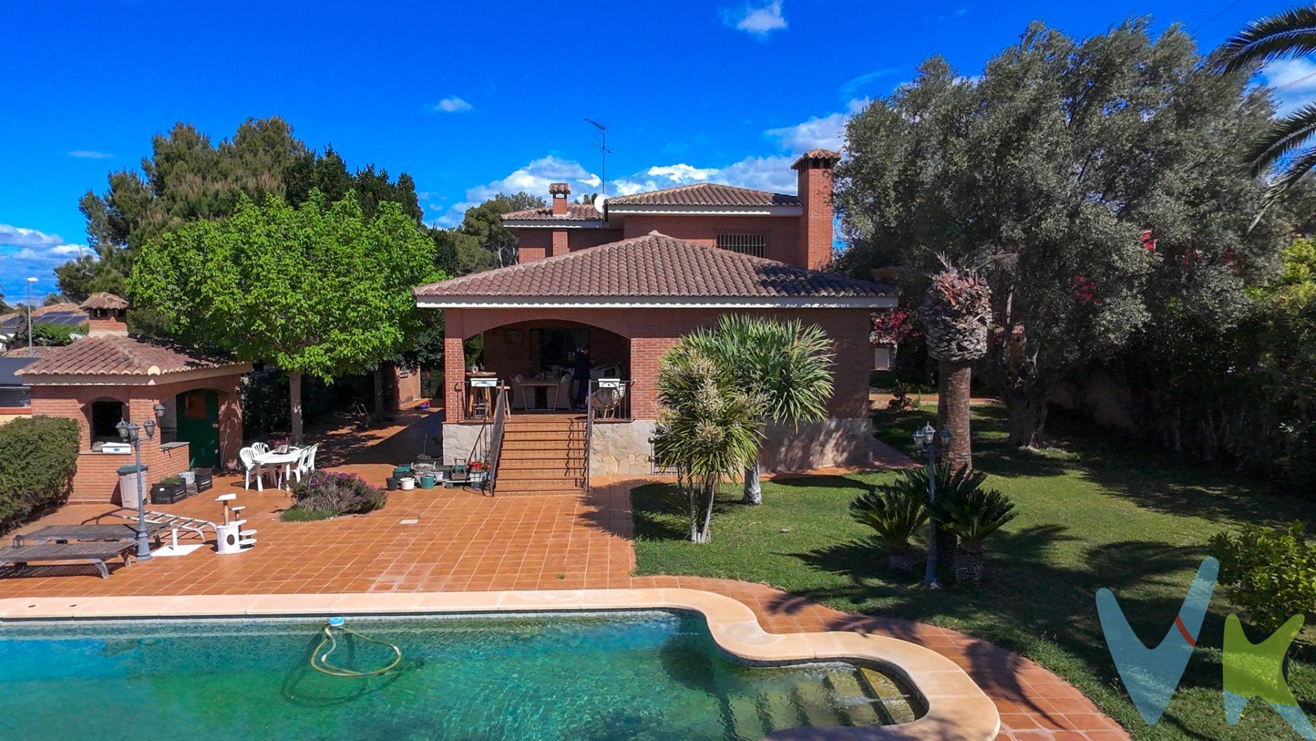 ¡Imagínate viviendo en este encantador chalet independiente! Un lugar donde cada rincón te invita a disfrutar, con 435 m² distribuidos en cuatro plantas y una parcela esquinera de 1.257 m², llena de luz, naturaleza y comodidad. Al entrar, una puerta de madera te da la bienvenida y abre paso a un elegante vestíbulo que conecta con un amplio distribuidor. Desde aquí, accedes a un salón espacioso, lleno de claridad, que se abre a una terraza perfecta para desayunos con vistas al jardín. La cocina independiente, equipada con una práctica isla, es el corazón ideal para preparar tus mejores recetas mientras disfrutas de vistas a la piscina rodeada de grandes árboles. En la planta baja, encontrarás una habitación llena de luz y un baño con ducha para tus momentos de relax. Al subir las escaleras, descubrirás tres dormitorios dobles donde el descanso es el protagonista, además de una suite principal con un vestidor de ensueño y un baño privado para tu disfrute. En la segunda planta, tres habitaciones más te brindan libertad para crear espacios que reflejen tu estilo de vida: desde un despacho hasta un rincón de juegos. El sótano es más que práctico: estaciona cómodamente dos coches, organiza tu lavandería con salida al jardín y disfruta de una zona diáfana para almacenaje o actividades. Escucha esto:. La brisa en el jardín mientras riegas tus plantas con el sistema automático. El chapoteo en la piscina de gresite, con su elegante escalera romana. La charla animada de amigos y familiares junto a la barbacoa. Un lugar pensado para ti La vivienda cuenta con calefacción de gas natural, aire acondicionado, suelos de gres y paredes lisas. Los armarios empotrados en todas las habitaciones añaden funcionalidad sin restar espacio. Cerca de todo lo que necesitas A pocos pasos de colegios, instituto, polideportivo y supermercados. A solo 2 km del encantador pueblo de La Eliana, con sus restaurantes, tiendas locales y todos los servicios a tu alcance. No imagines más, ven a descubrirlo Por mandato expreso del propietario, este chalet se comercializa en exclusiva. Si eres agente inmobiliario con un cliente interesado, ¡llámanos y colaboramos!. La descripción del presente inmueble e imágenes tienen mero carácter informativo y en ningún caso carácter contractual, pudiendo ser modificados por la inmobiliaria comercializadora sin que ello implique responsabilidad alguna frente a terceros. En el precio de venta a público, esta propiedad NO incluye los gastos de adquisición (Notario, registro, gestión, honorarios, etc…).